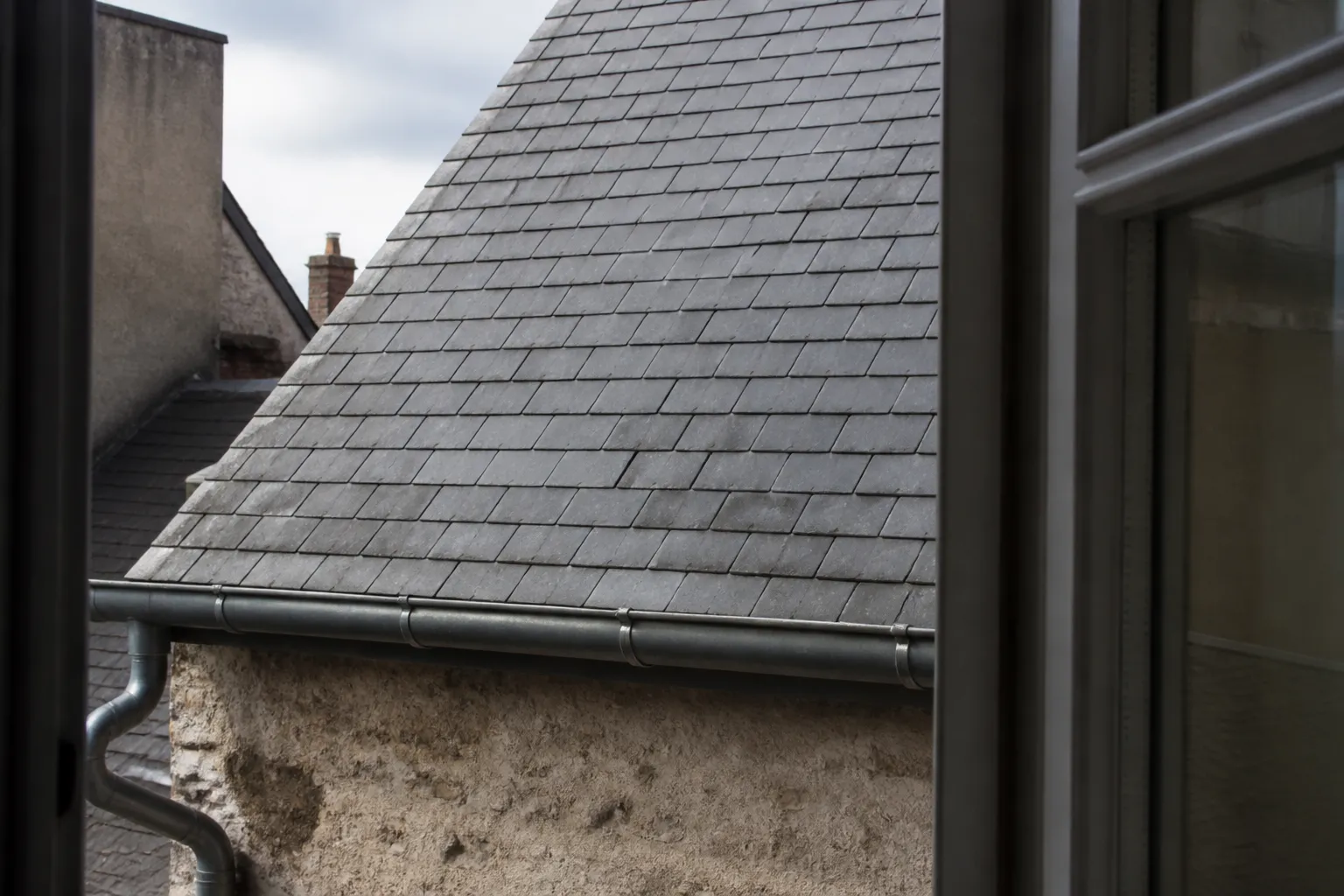 Toiture en ardoise vue depuis une fenêtre