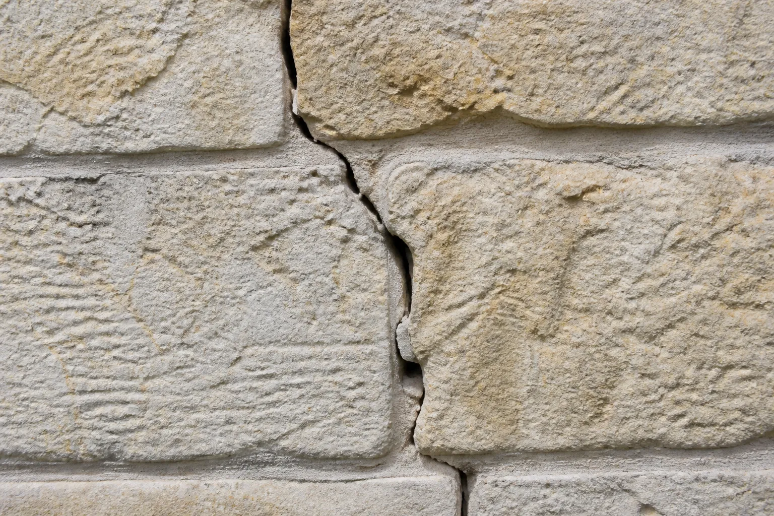 Fissure sur un mur en pierre calcaire