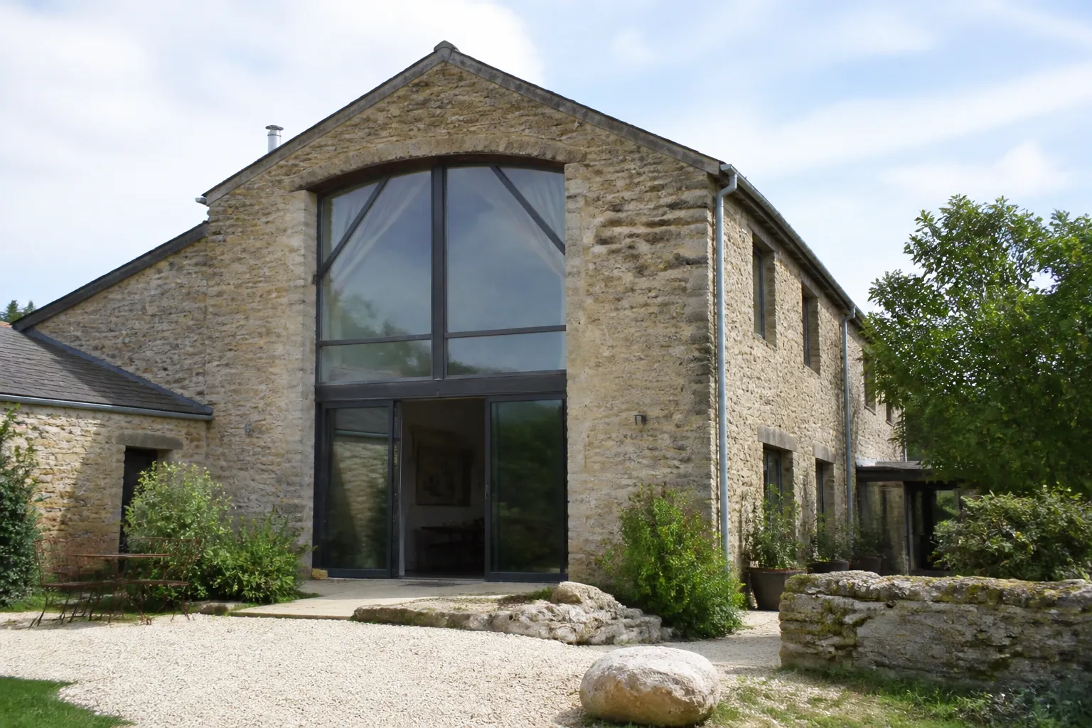 Grange en pierre transformée en habitation