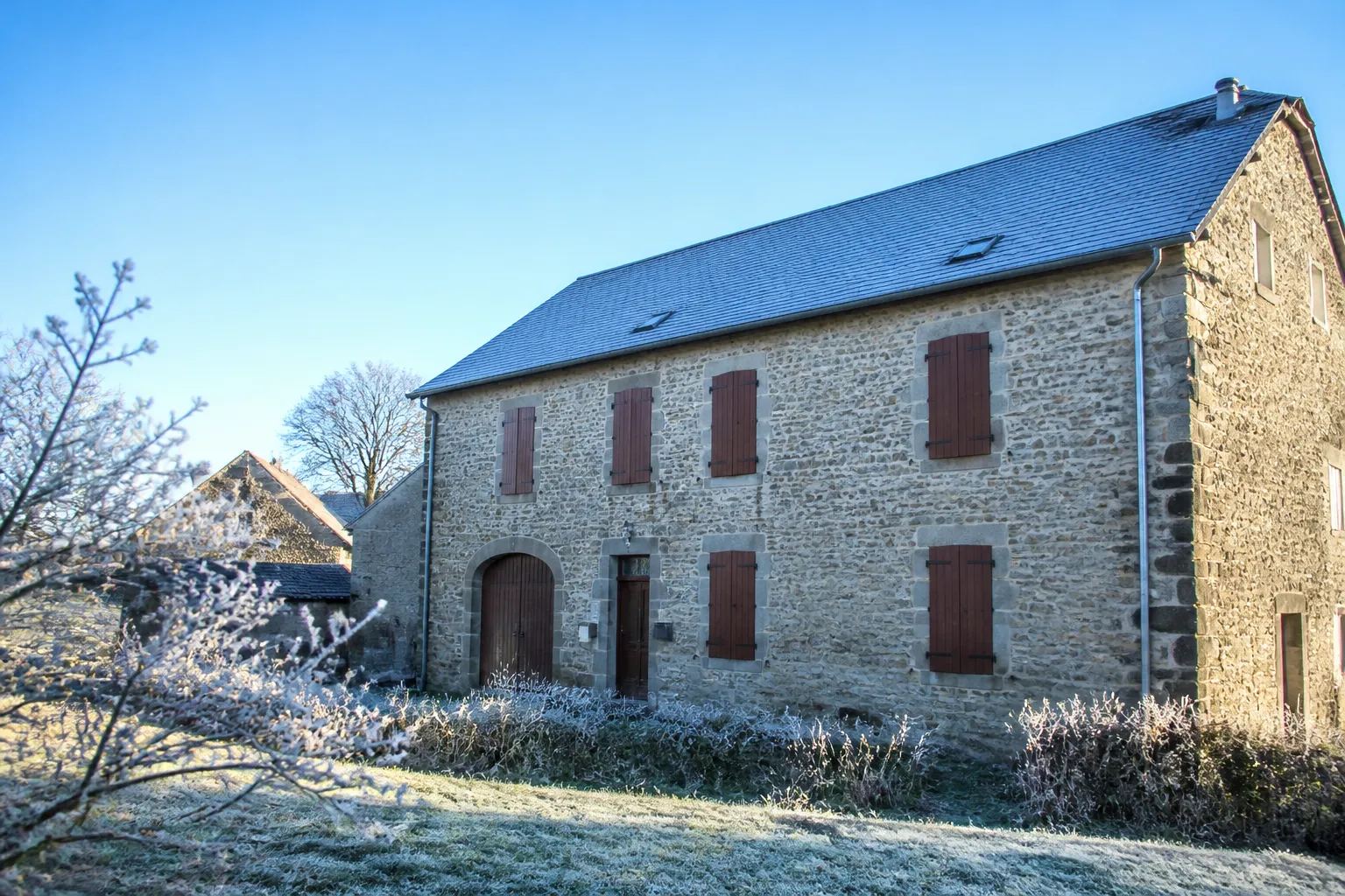 Maison de village fermée en hiver avec volets clos