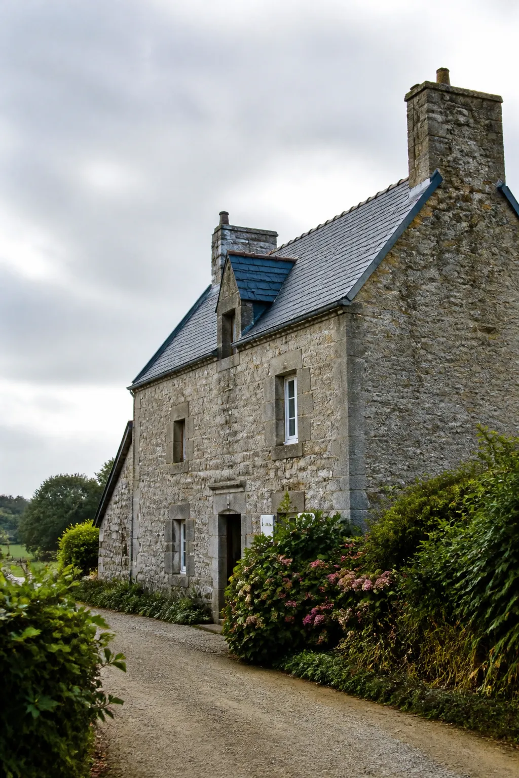 Maison ancienne en pierre de granit dans le bocage de la Manche