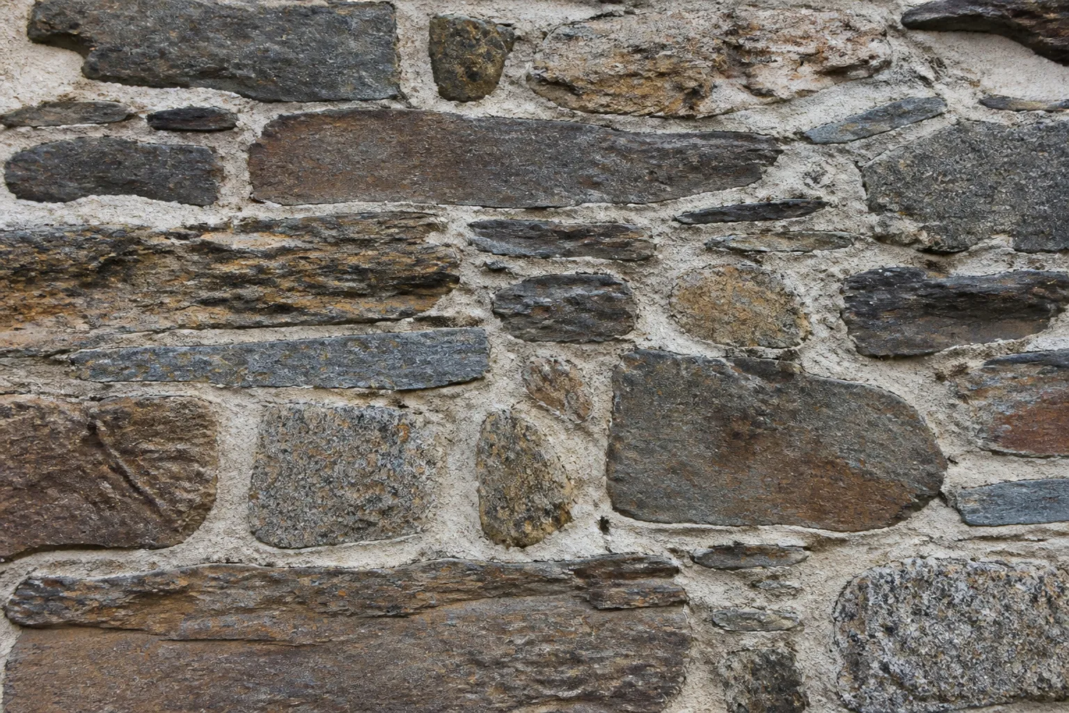 Mur ancien en moellons de schiste et de granit