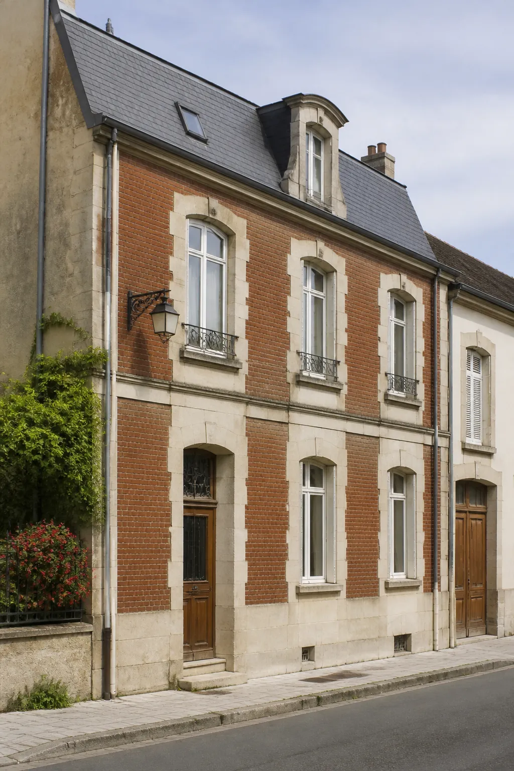 Maison de ville ancienne en brique et pierre dans la Marne