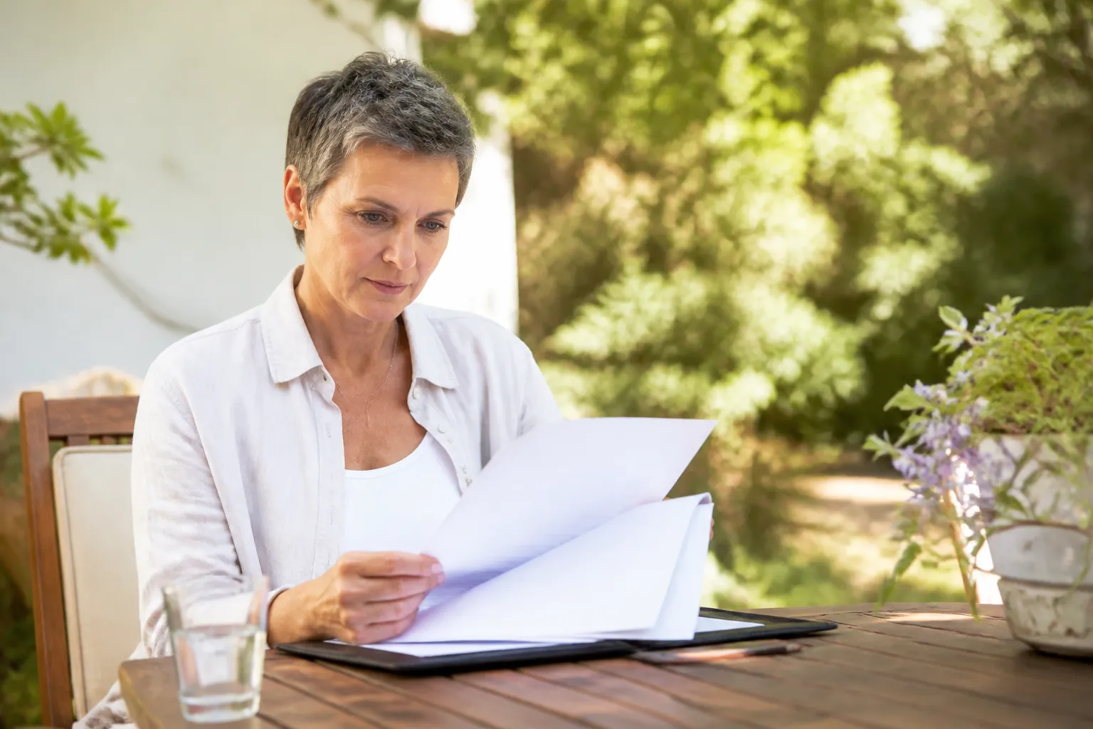 Acheteur lisant un rapport sur une terrasse