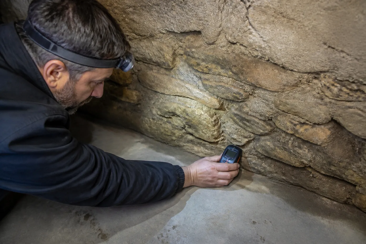 Mesure d’humidité au pied d’un mur de cave