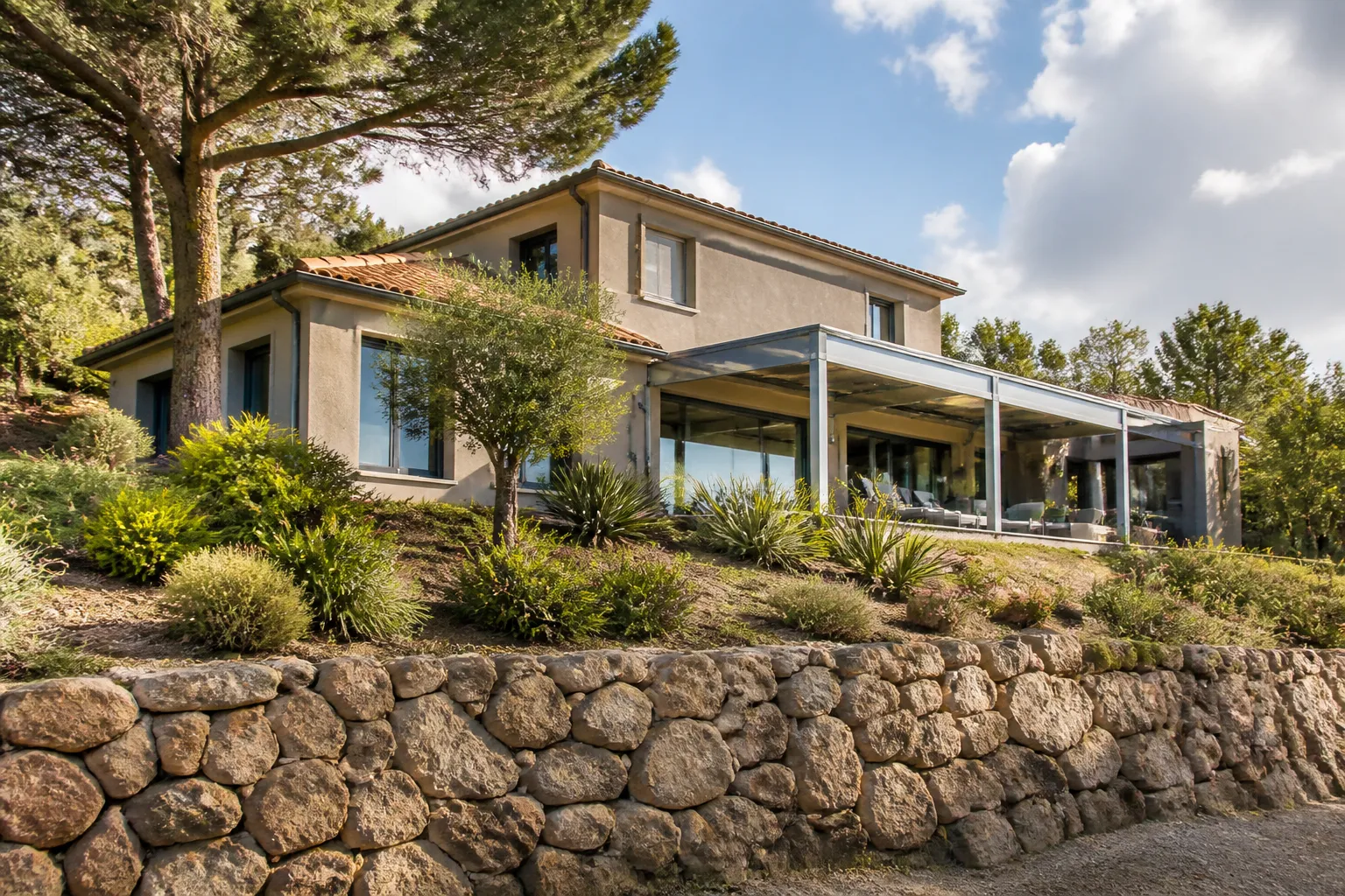 Maison sur un terrain en pente avec mur de soutènement