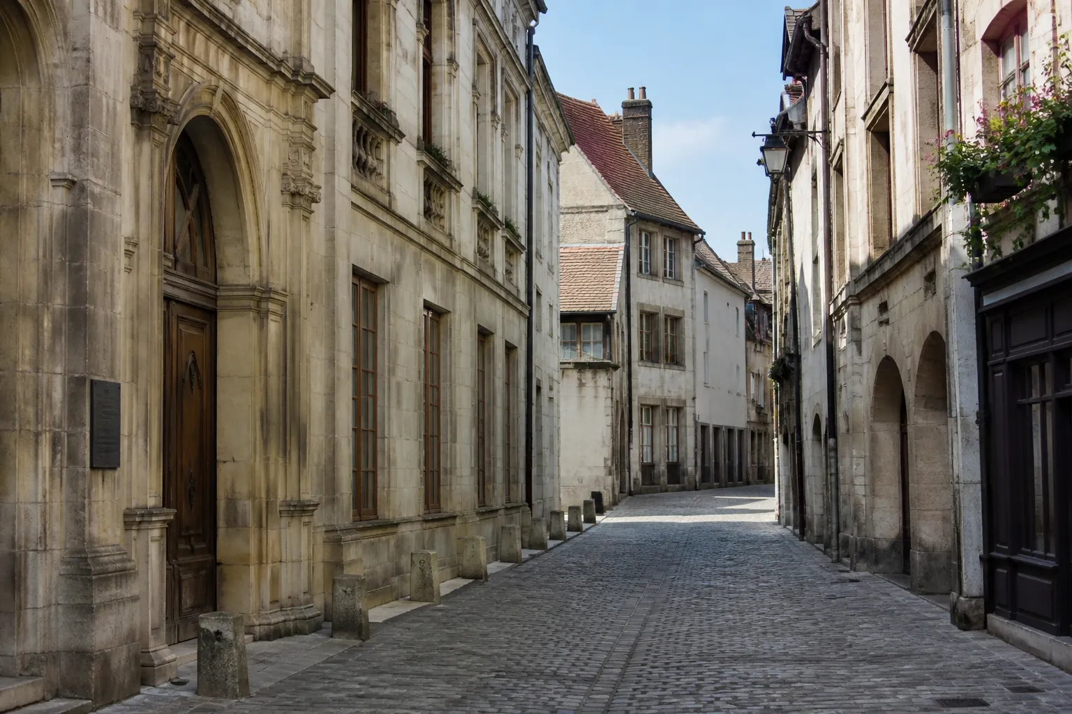 Rue ancienne bordée de maisons Renaissance en pierre