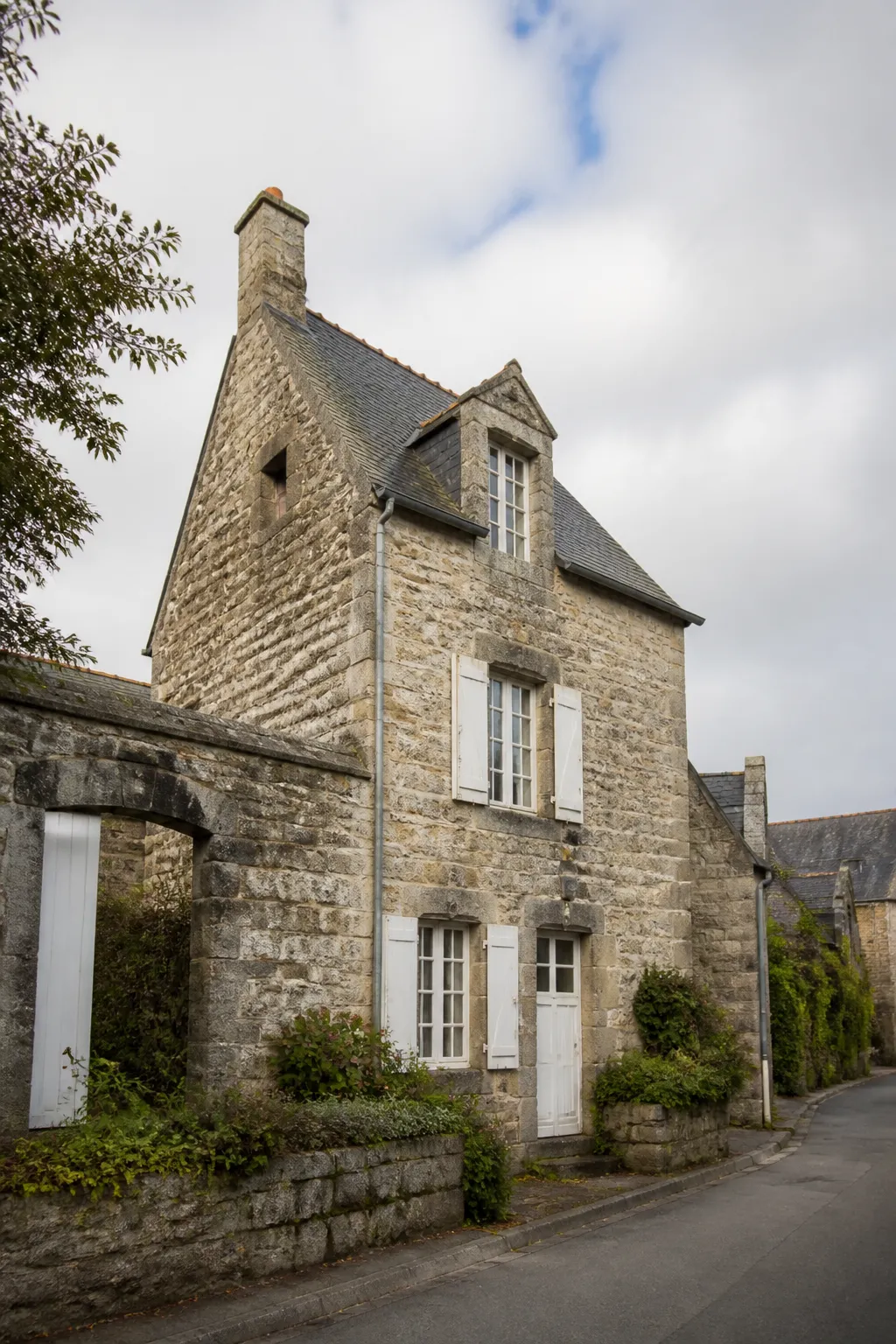 Maison bretonne en pierre avec toit d’ardoise dans le Morbihan