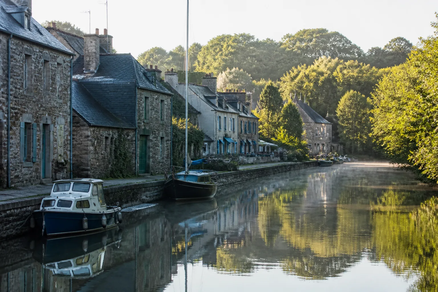 Rivière bordée de maisons anciennes en Bretagne