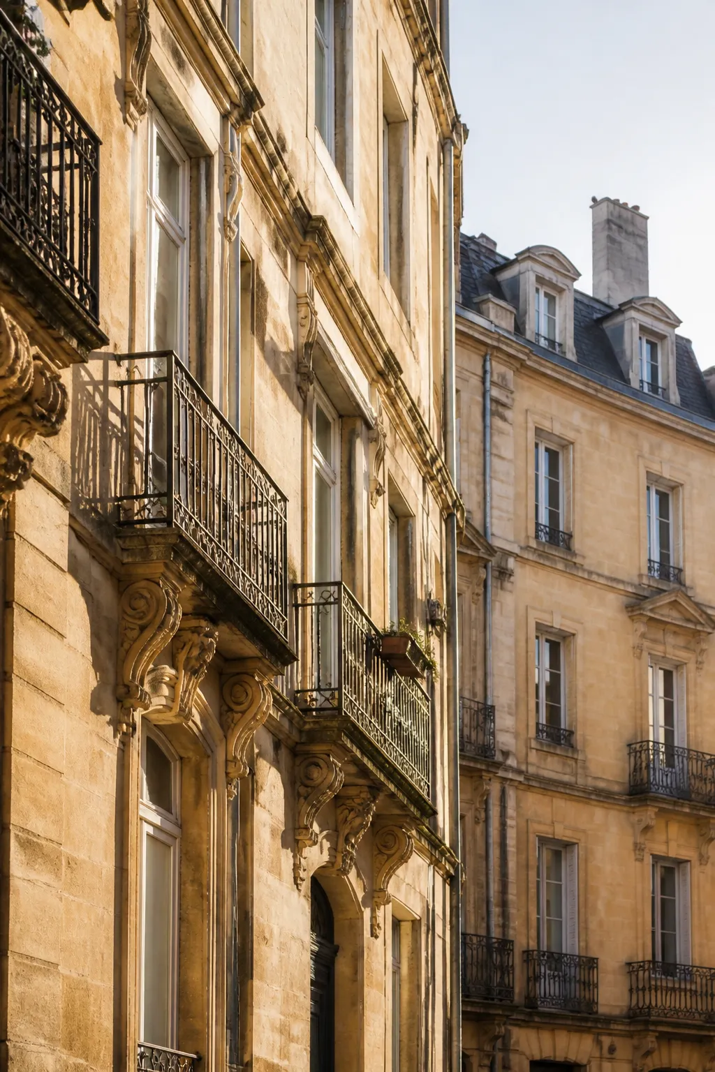 Façades d’immeubles anciens en pierre jaune dans une ville de l’Est