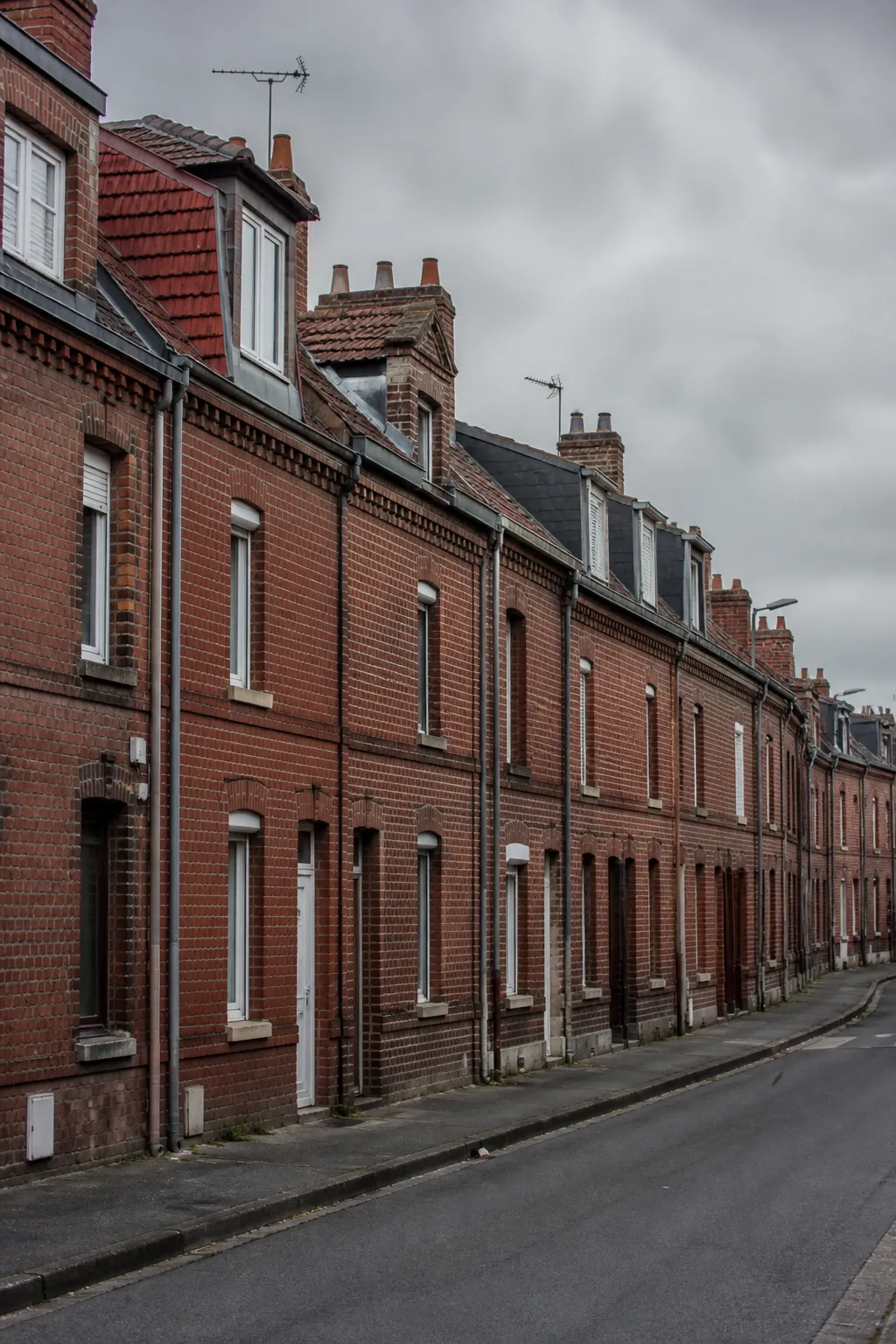 Rangée de maisons de ville en brique dans une rue du Nord