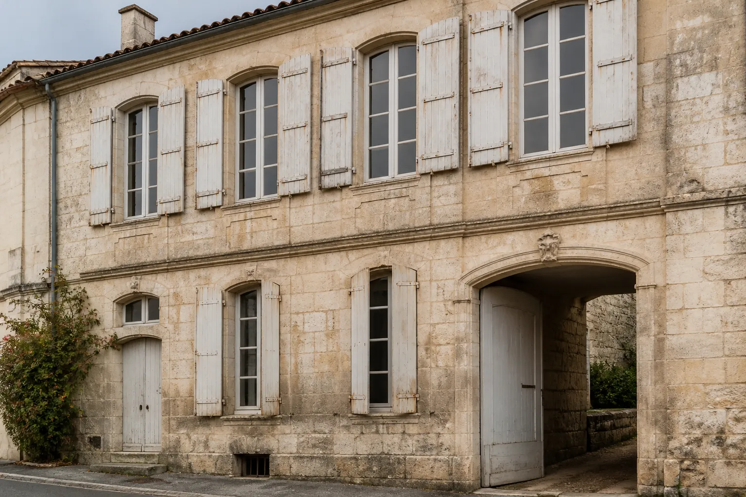 Façade en pierre calcaire d’une maison ancienne