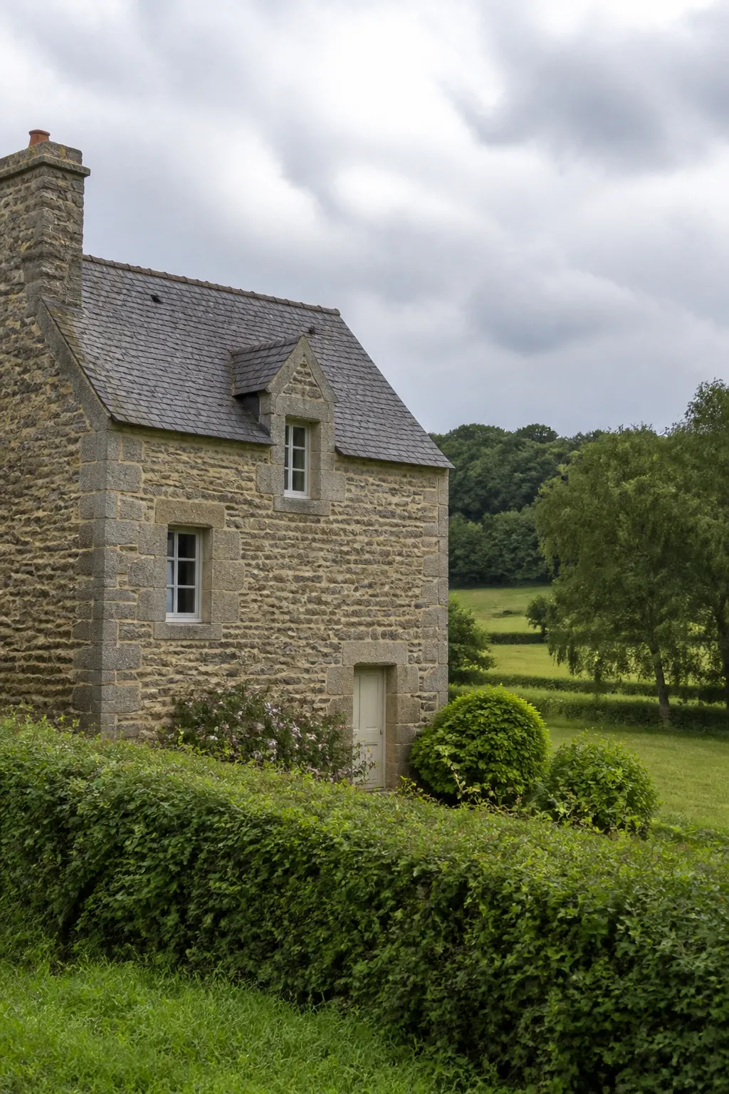 Maison ancienne en pierre dans un bocage normand