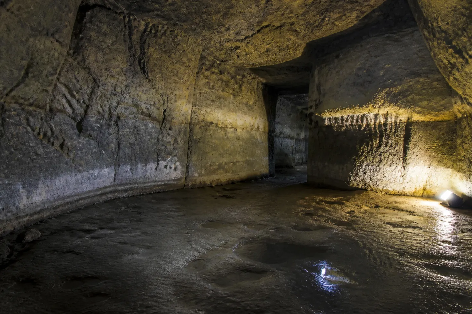 Cave humide avec trace de niveau d’eau