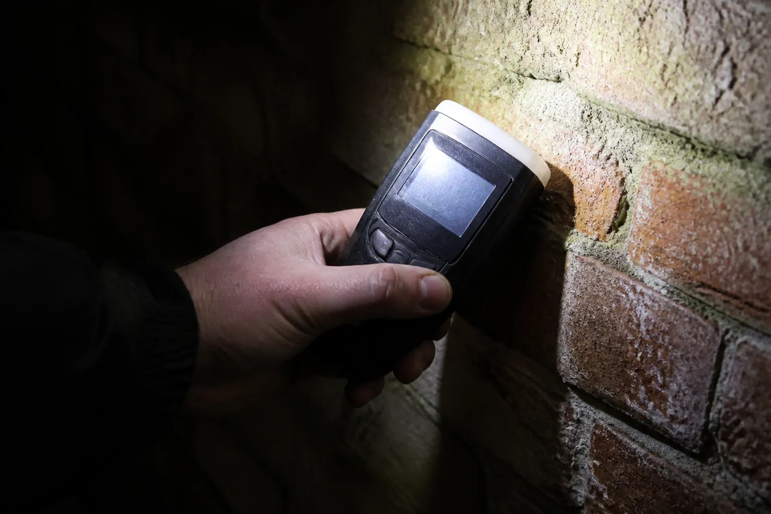 Mesure de l’humidité d’un mur de cave à l’humidimètre