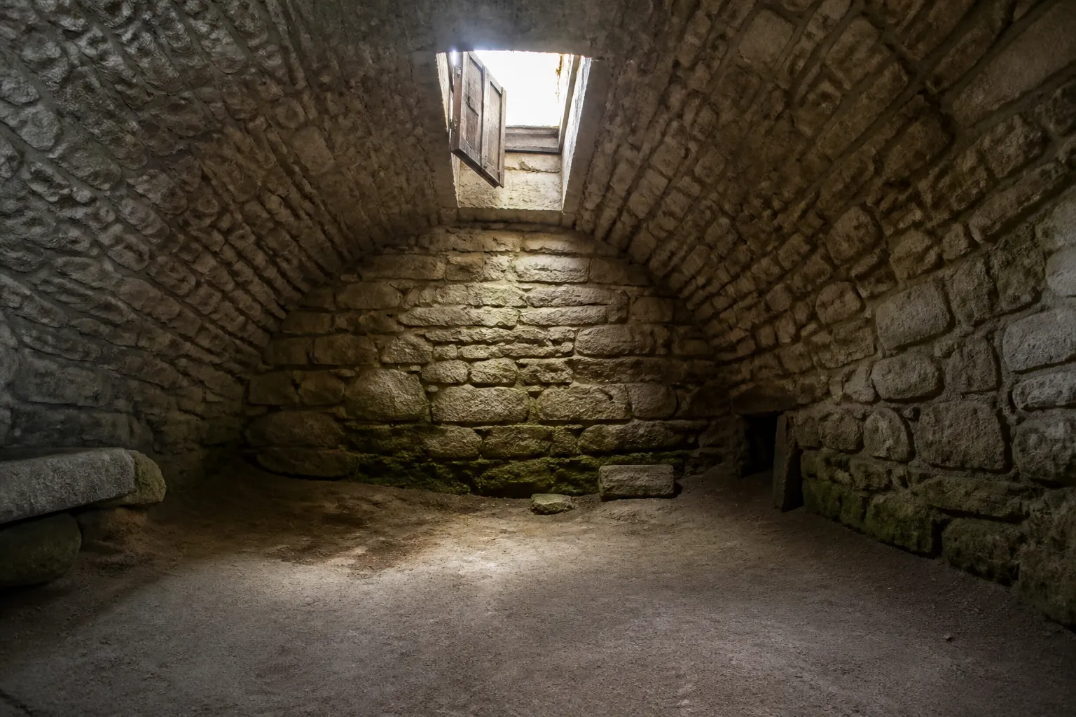 Cave voûtée avec soupirail et ventilation