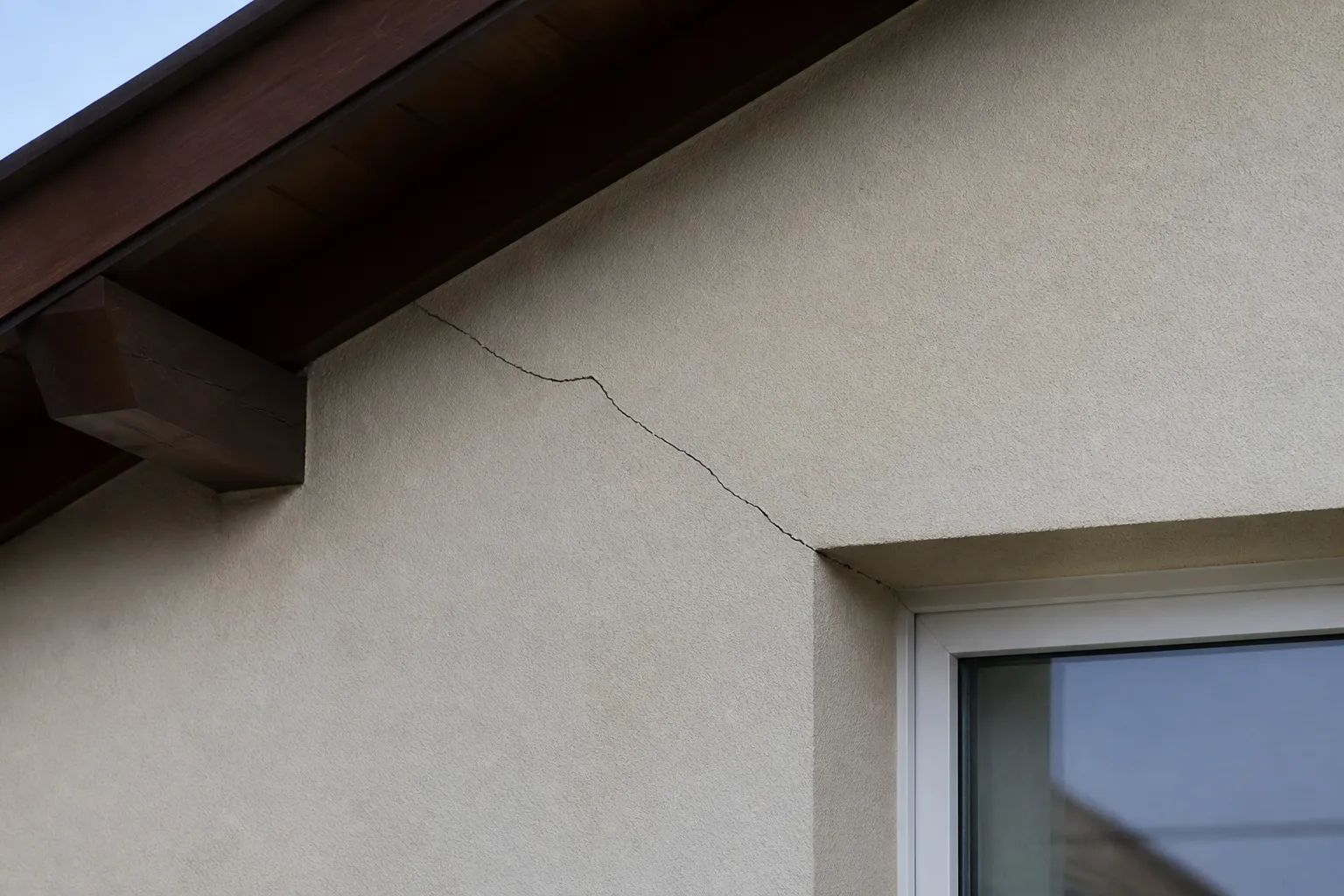 Fissure oblique sur une façade de pavillon