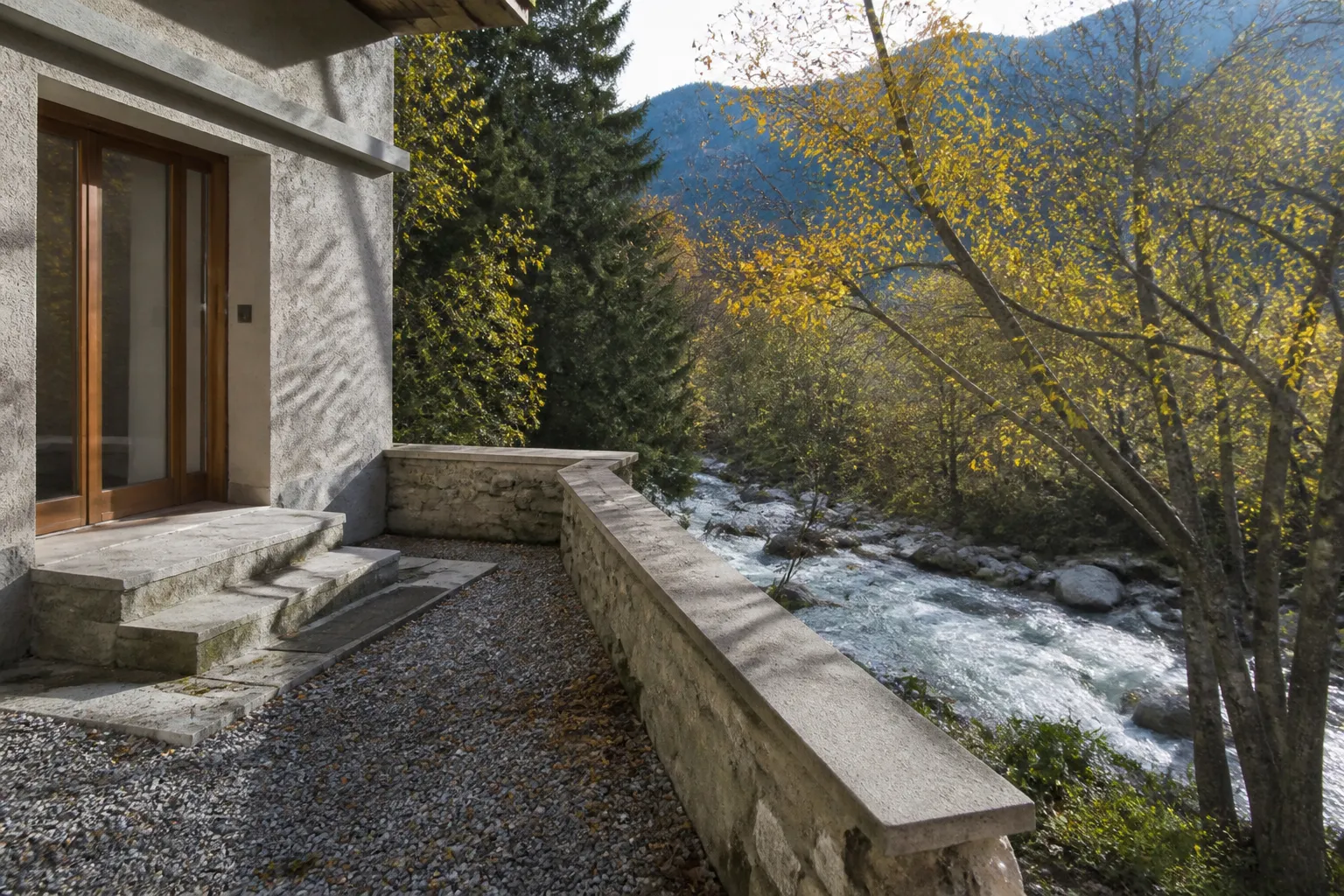 Rez-de-chaussée et seuil d’une maison près d’un cours d’eau