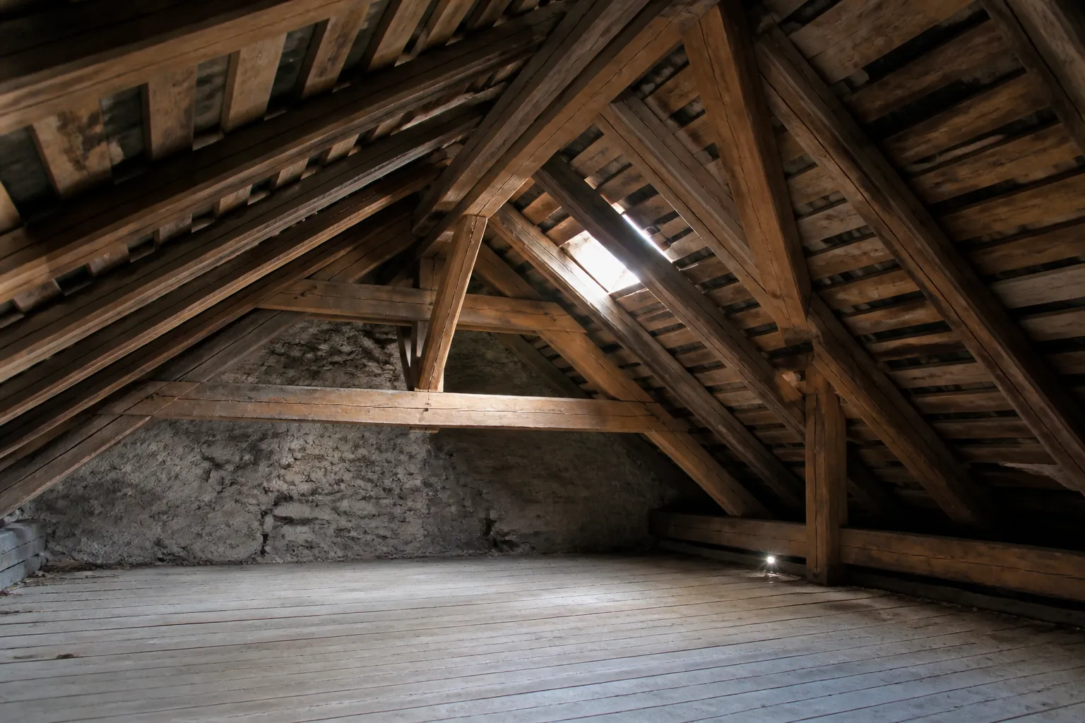 Charpente en bois observée dans des combles de maison de montagne