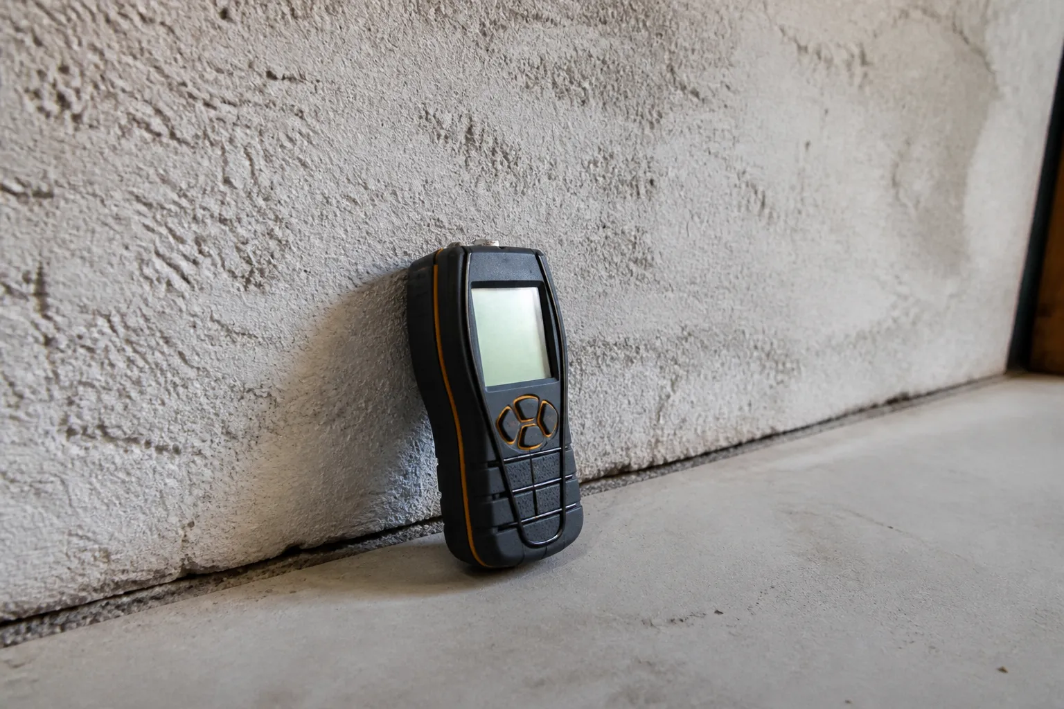 Mesure de l’humidité au pied d’un mur dans un garage