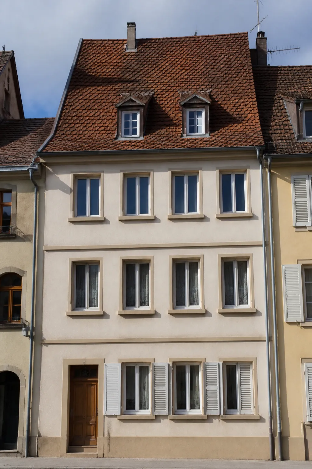 Immeuble ancien à façade enduite et toit pentu dans le Bas-Rhin avant un achat