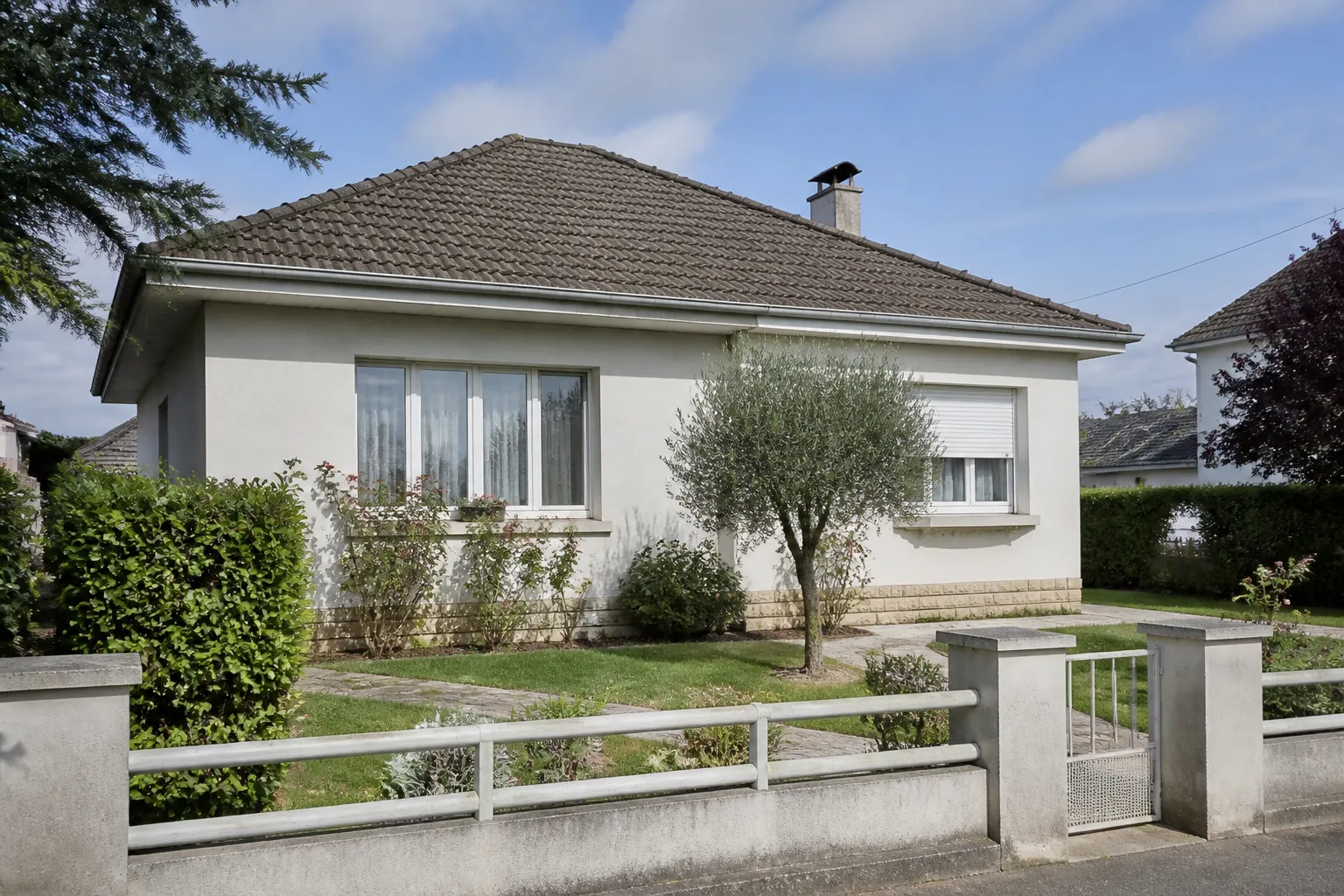 Pavillon de banlieue avec jardin et clôture