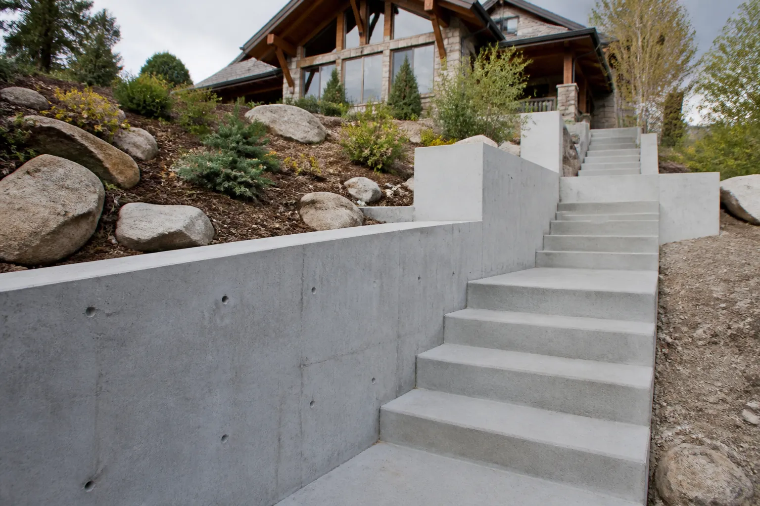Mur de soutènement et escalier extérieur sur un terrain en pente