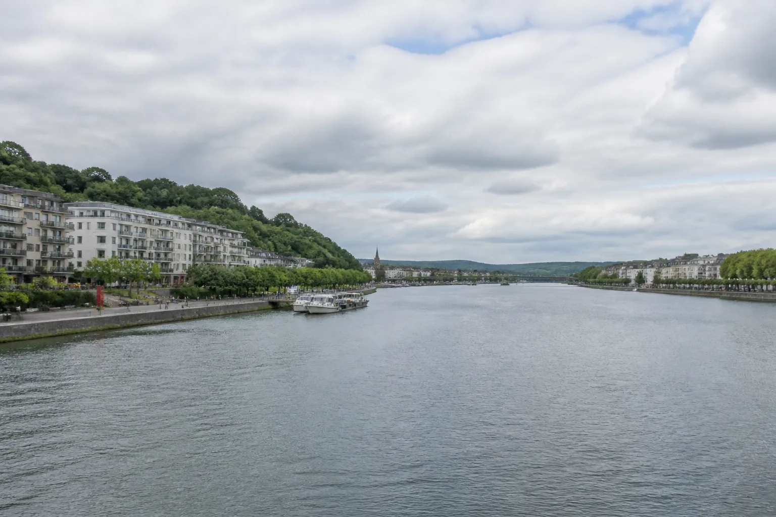 Fleuve large bordé de quais et d’immeubles résidentiels
