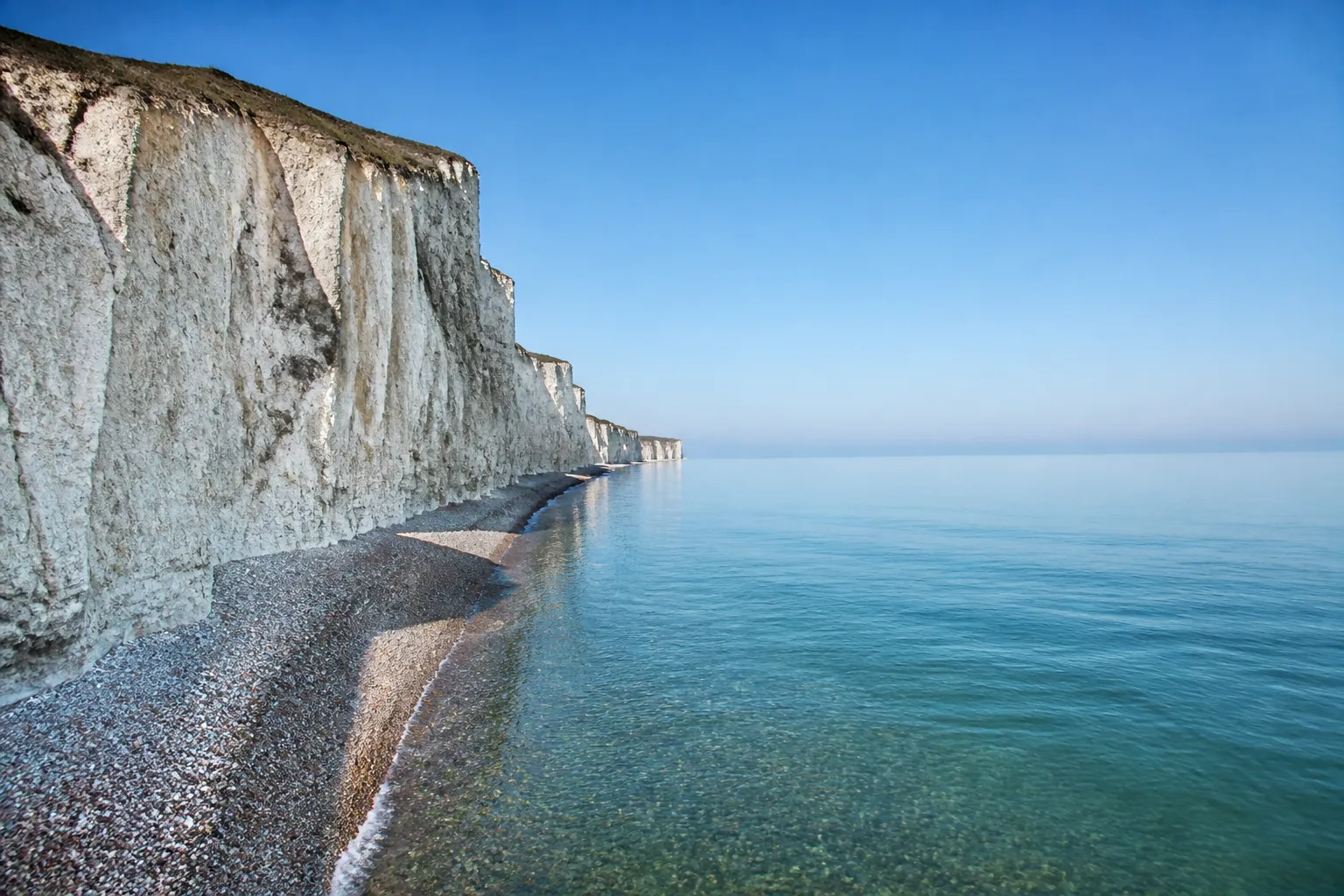 Falaises de craie blanche au-dessus d’une plage de galets