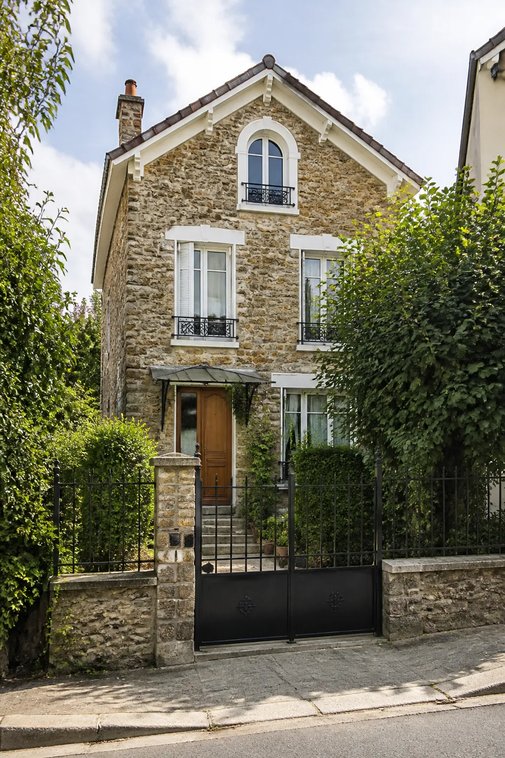 Façade d’une maison francilienne en meulière avec jardin, avant un bilan avant achat en Seine-et-Marne