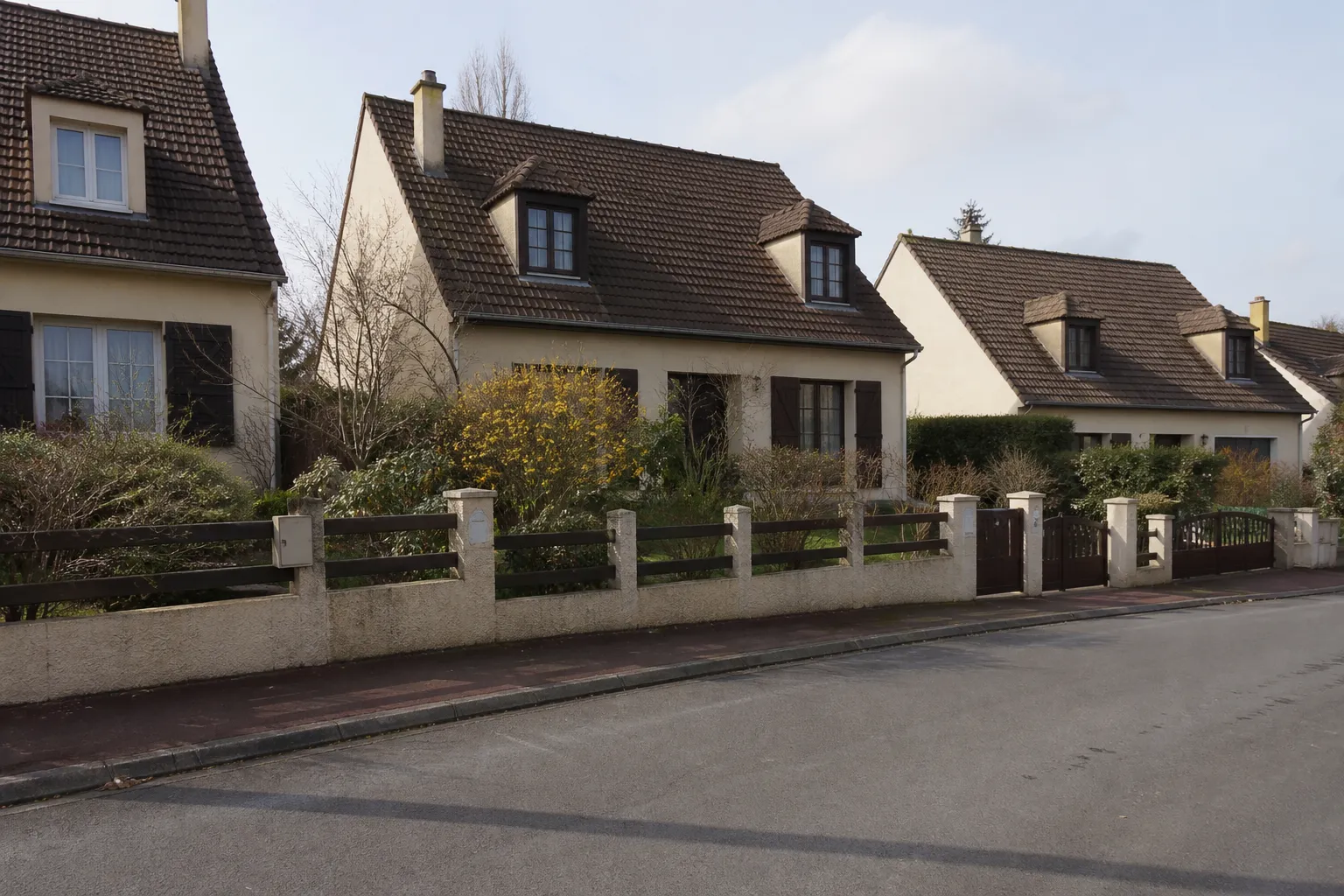 Rangée de maisons individuelles des années 1980 dans un quartier pavillonnaire