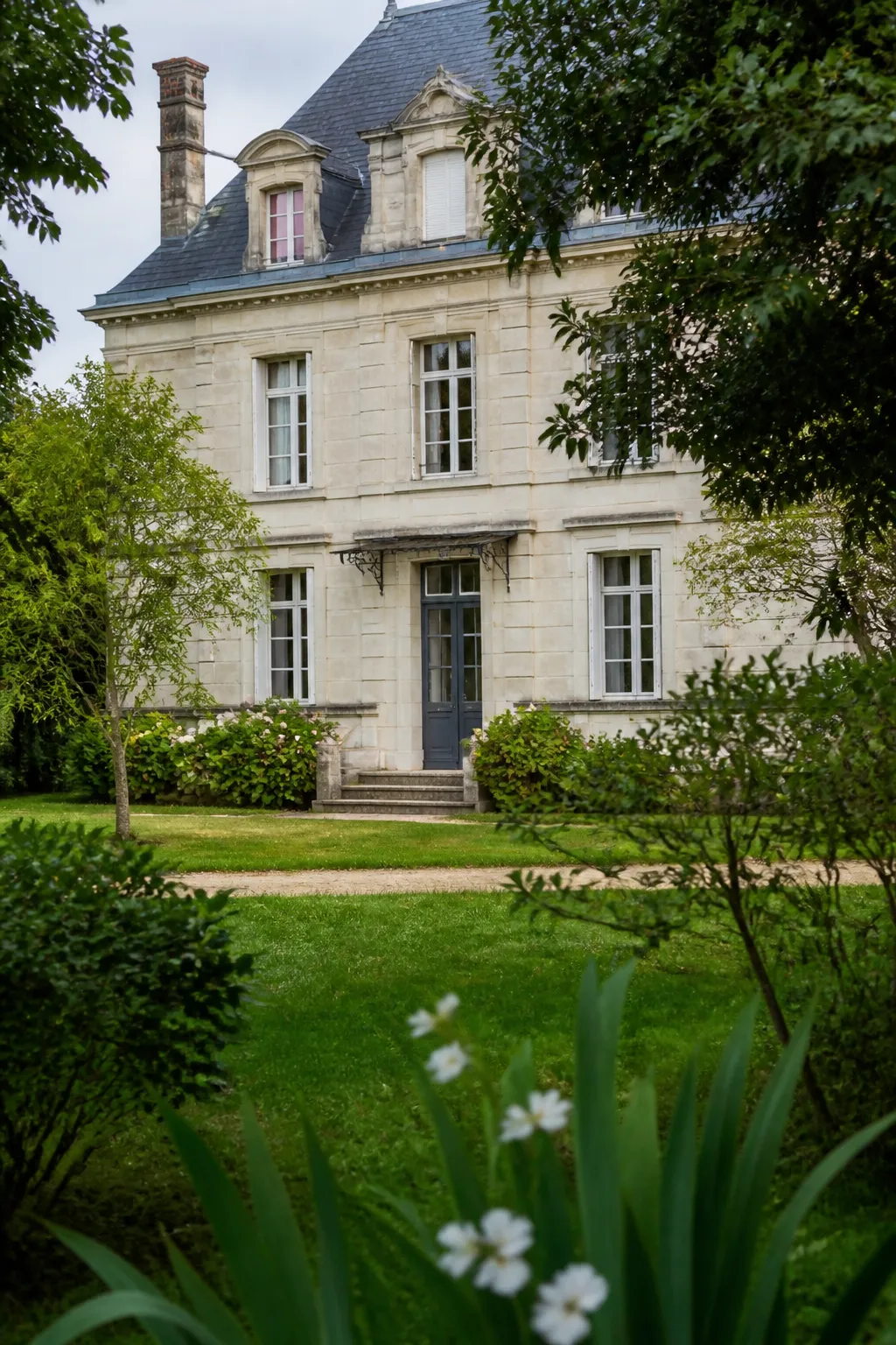 Maison ancienne en pierre avec toit d’ardoise dans les Yvelines, avant un bilan avant achat