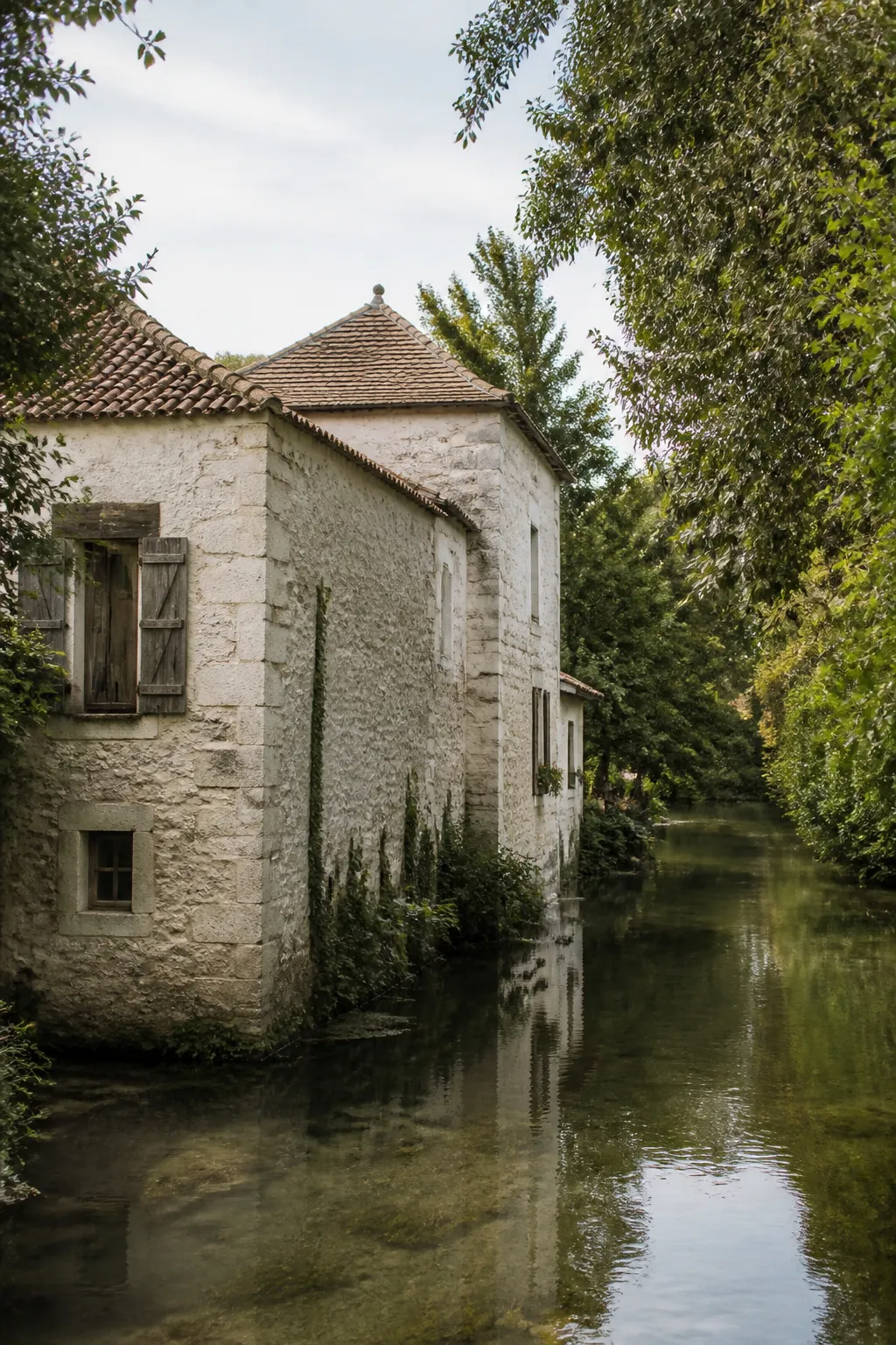 Maison ancienne en pierre calcaire au bord d’une rivière, avant un bilan avant achat dans les Deux-Sèvres