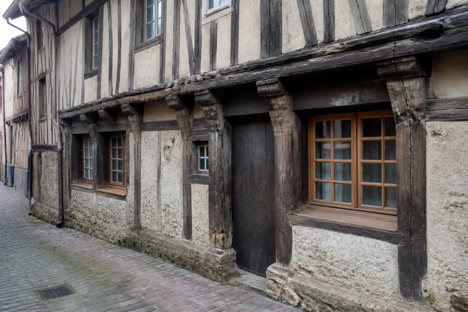 Façade de maison à pans de bois dans une rue ancienne