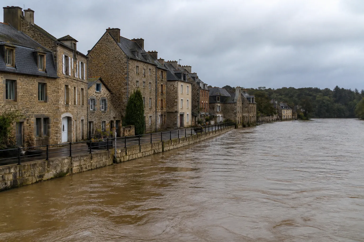 Rivière en crue lente au pied de maisons anciennes
