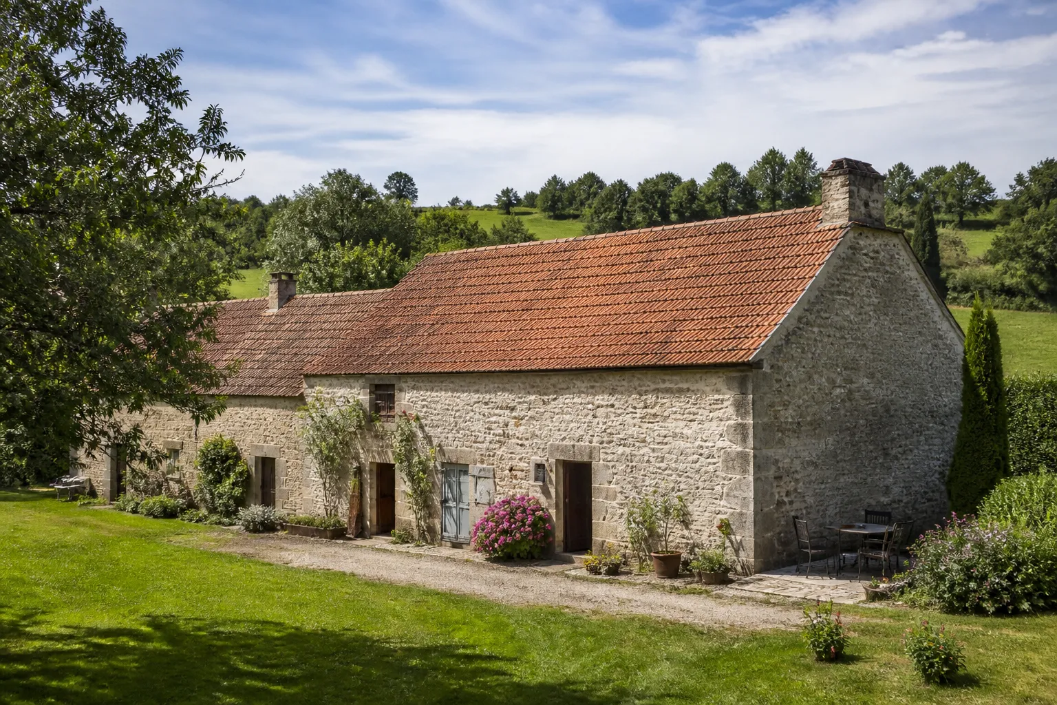 Longère en pierre avec toit en tuiles dans la campagne