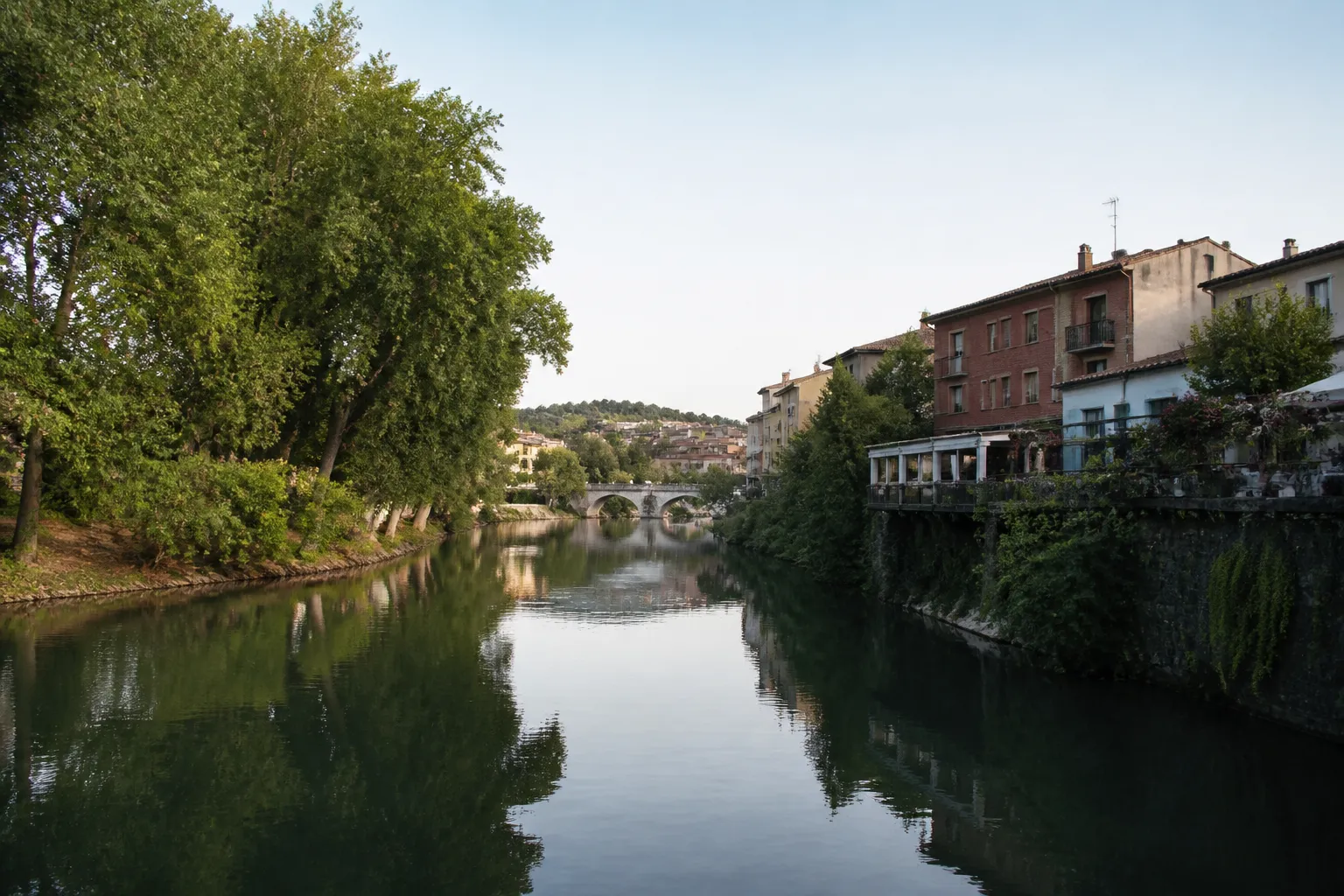 Rivière bordée d’arbres traversant une petite ville
