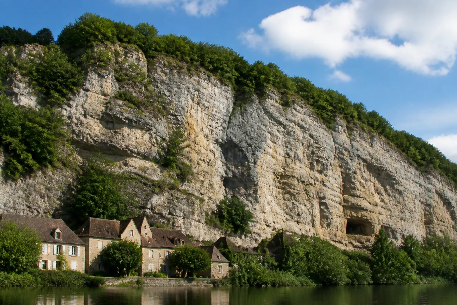 Coteau rocheux calcaire avec maisons au pied