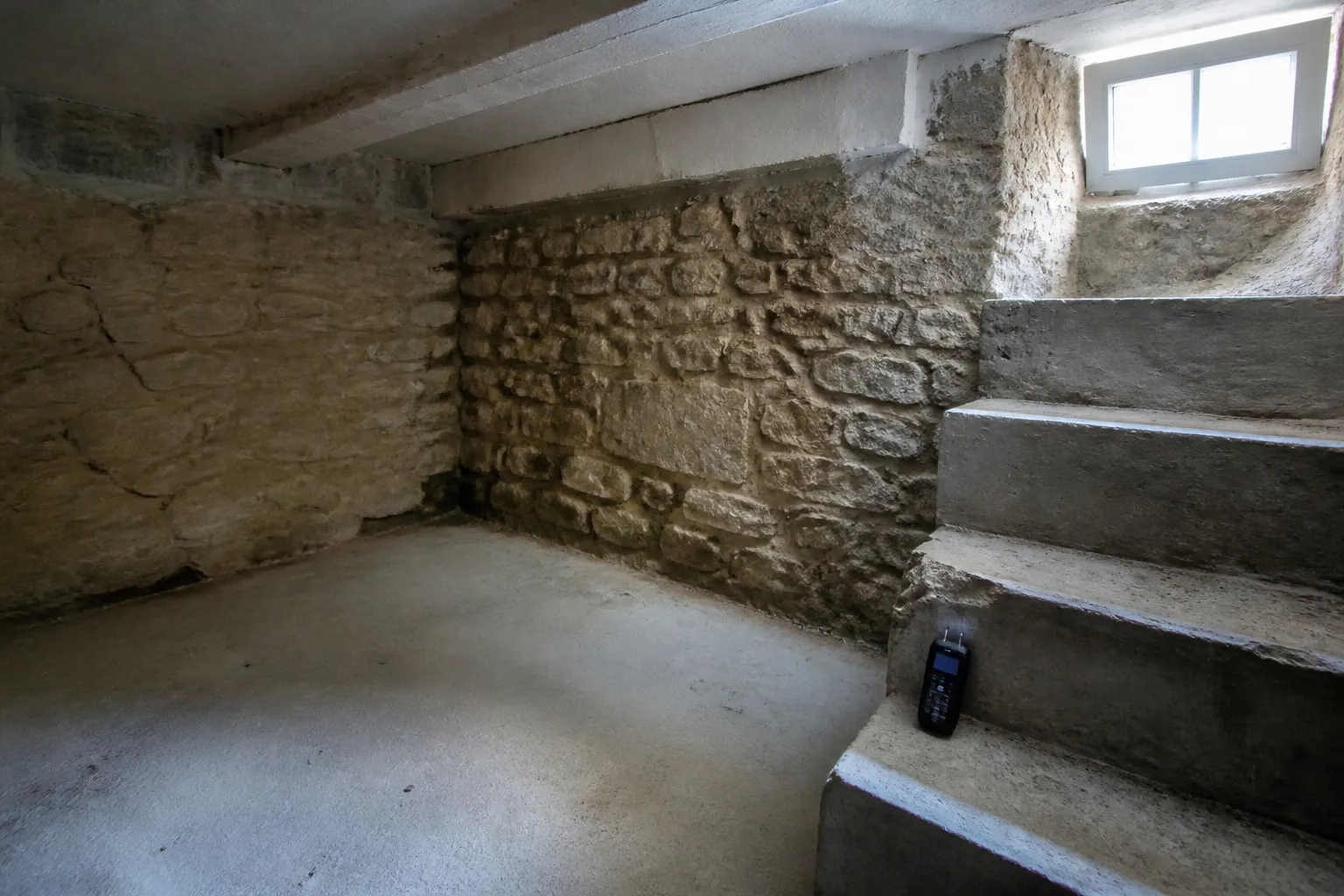 Sous-sol d’une maison ancienne avec soupirail et dallage, contrôlé lors d’un bilan