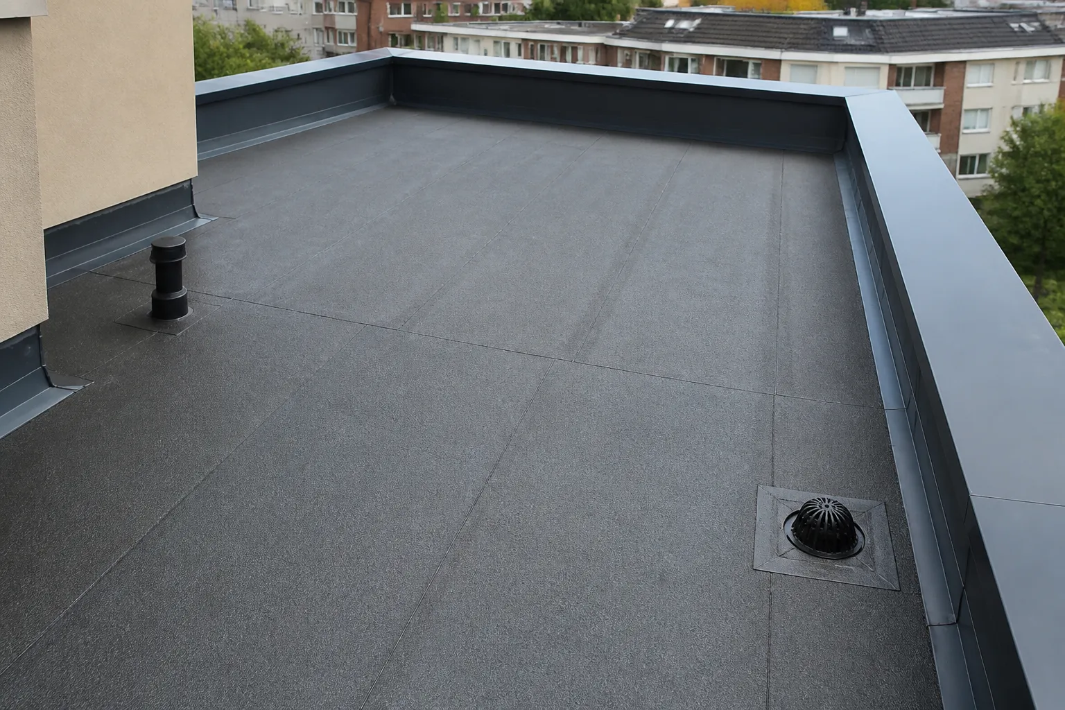 Toiture-terrasse d’un petit immeuble avec évacuations d’eau