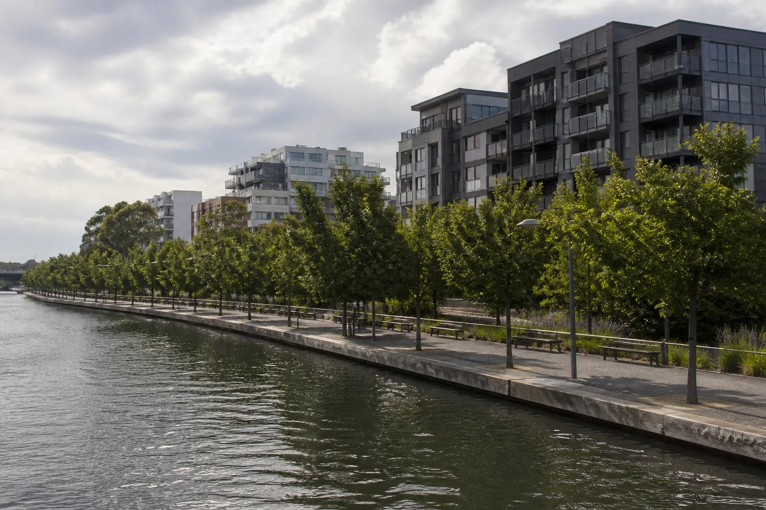 Quai de Seine bordé d’immeubles résidentiels