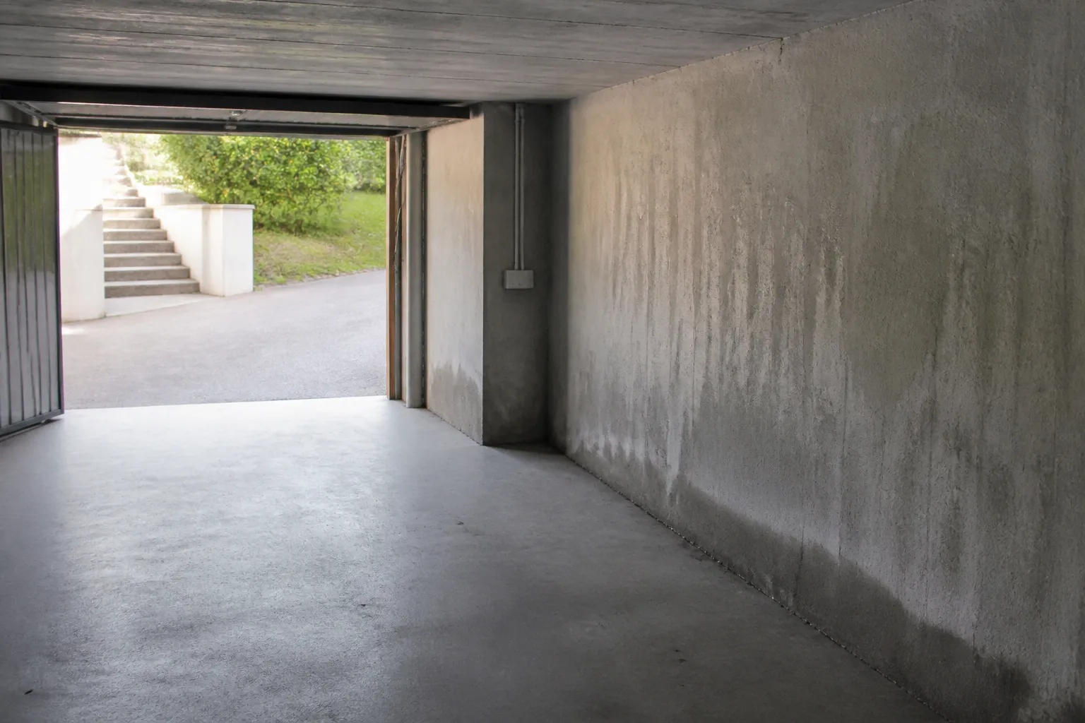Garage en sous-sol de pavillon avec traces d’humidité