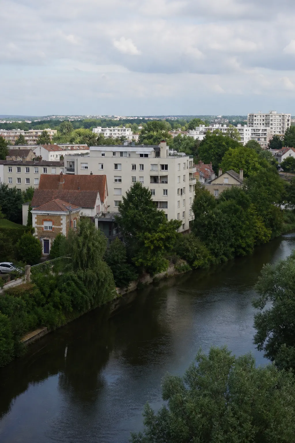 Immeubles résidentiels et maisons près d’une rivière dans le Val-de-Marne