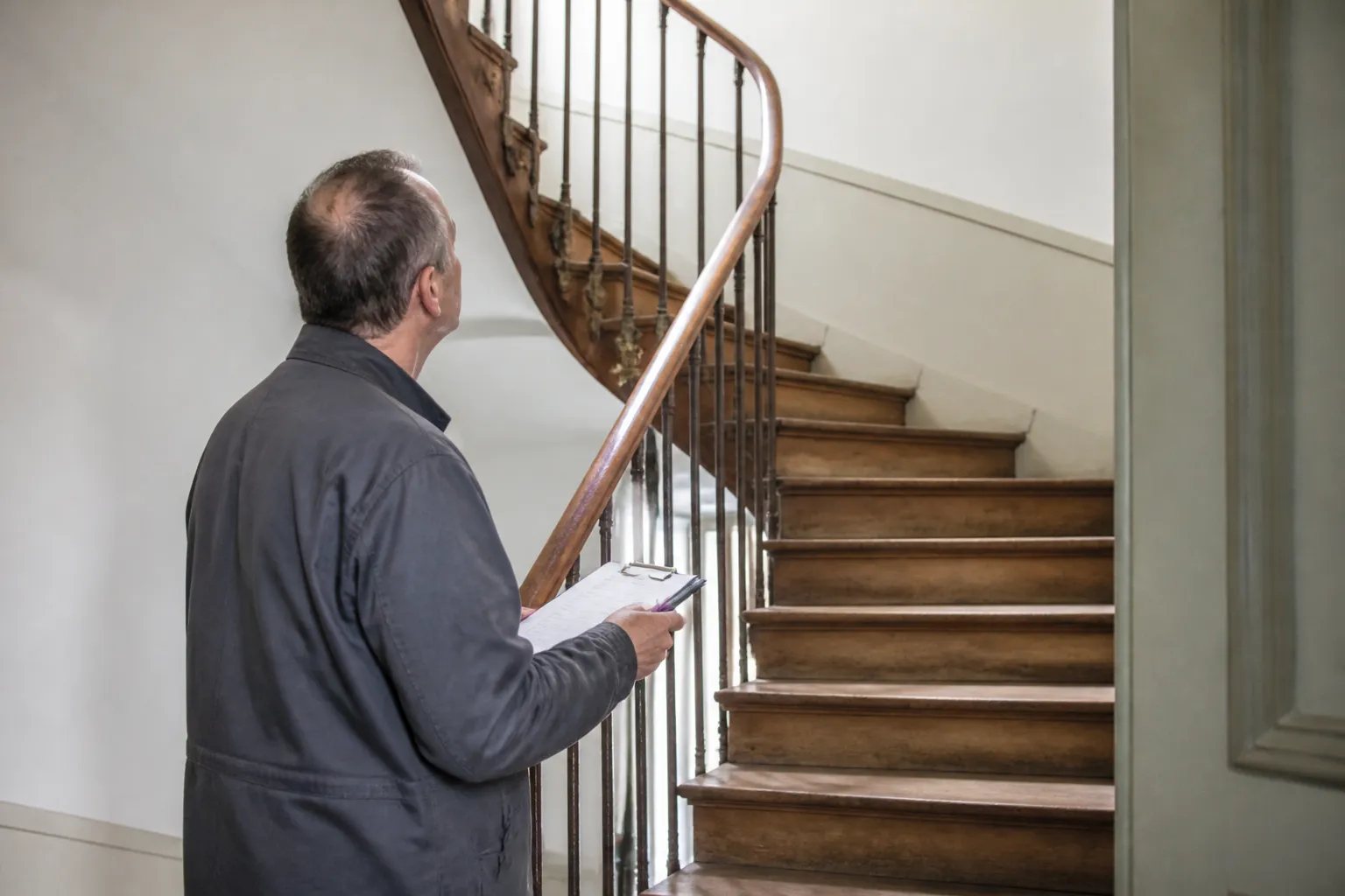 Cage d’escalier en bois d’un immeuble ancien examinée par un expert