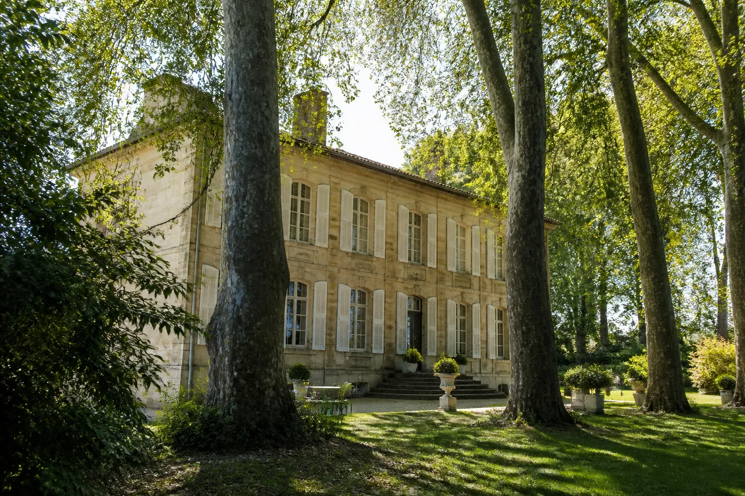 Grande maison ancienne entourée d’un parc arboré