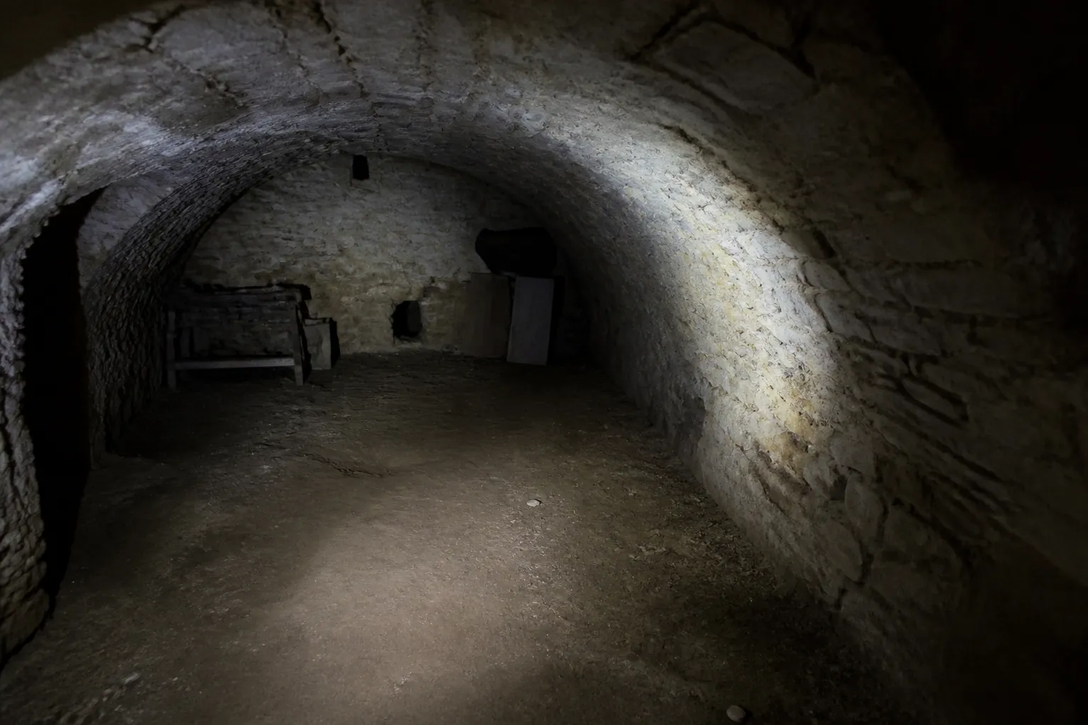 Cave voûtée en pierre sous une maison ancienne