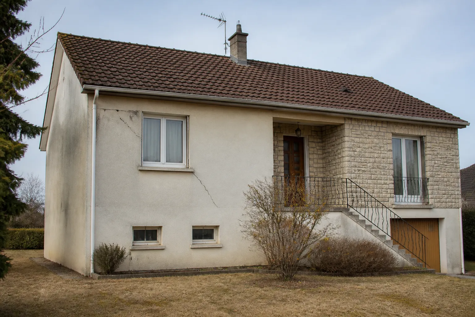 Pavillon de périphérie avec fissure en façade