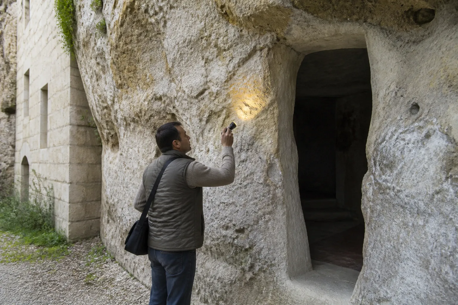 Maison adossée à un coteau calcaire avec cave creusée