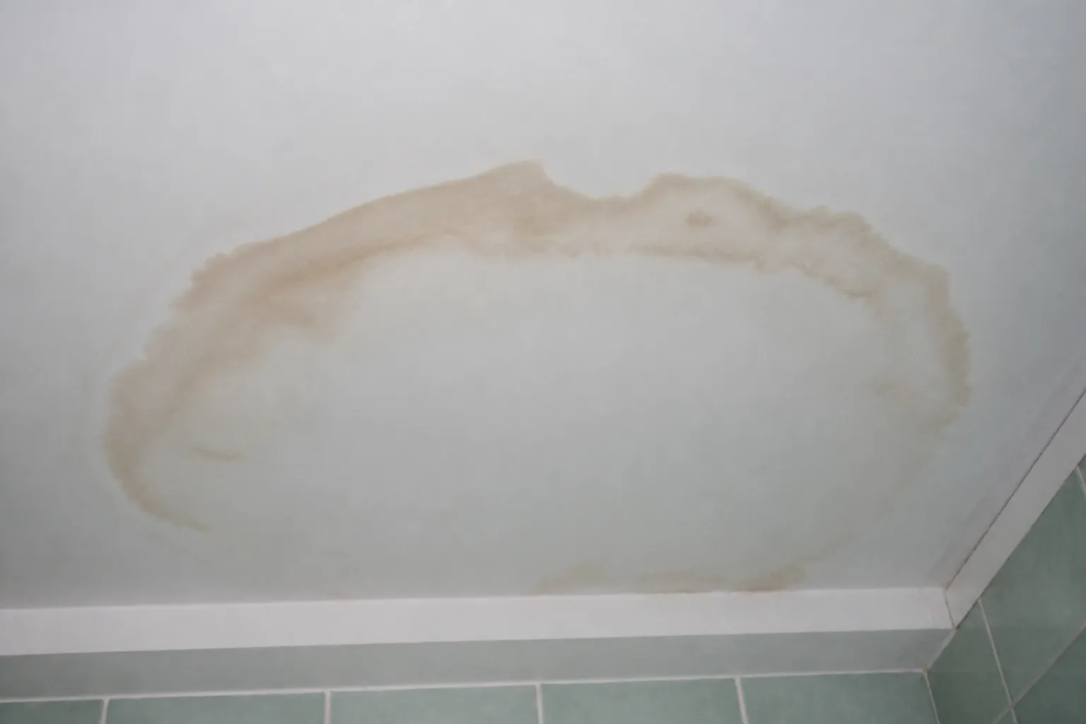 Auréole d’humidité au plafond d’une salle de bains