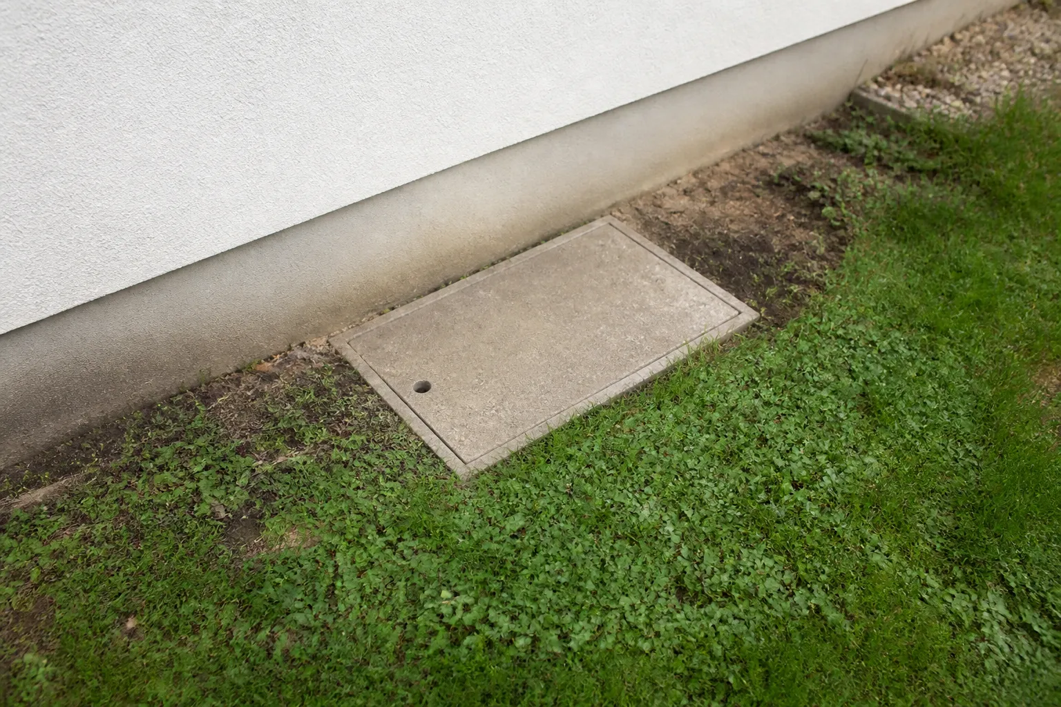 Trappe de vide sanitaire étroite au ras du sol d’une maison